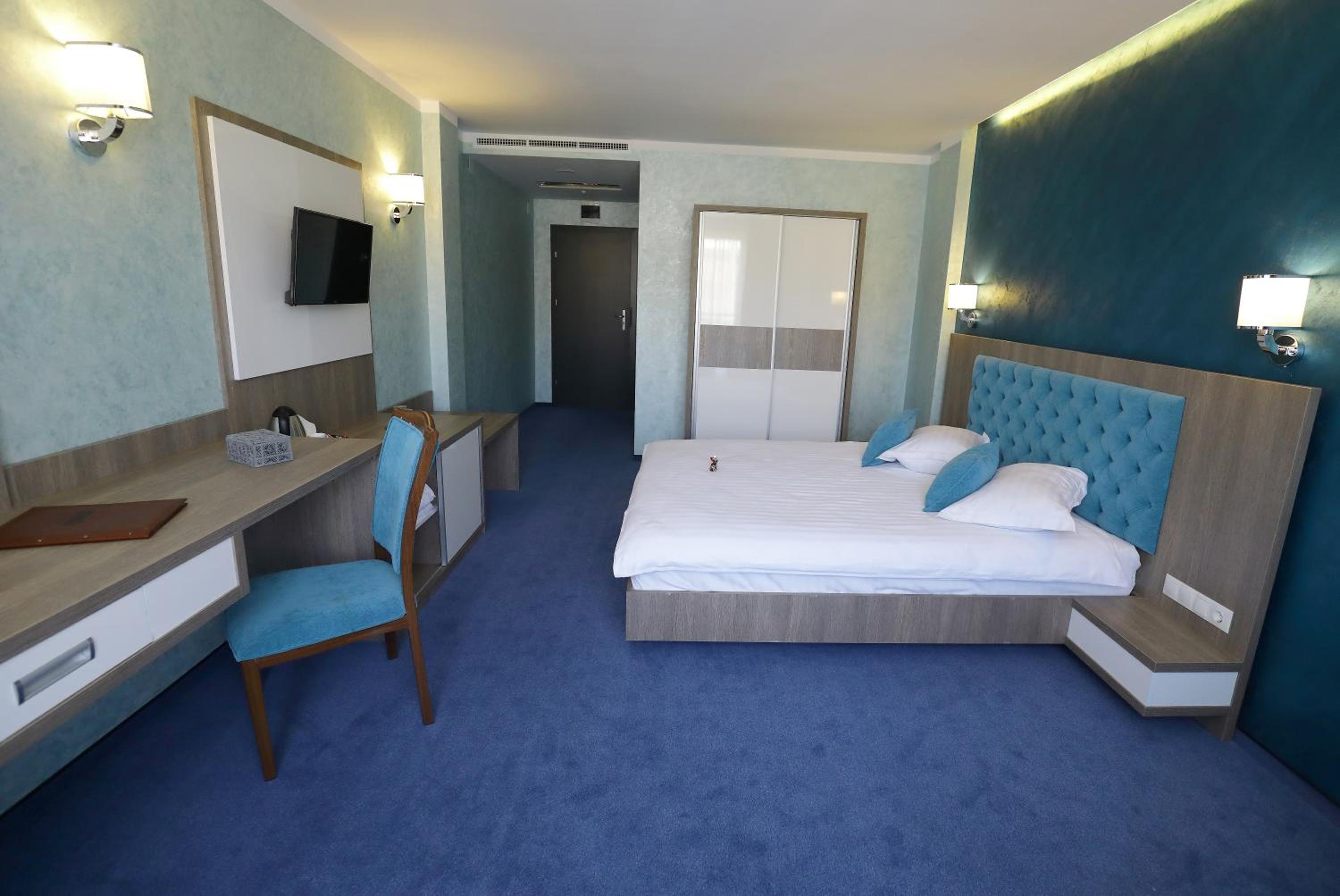 Deluxe Double Room with Balcony - Photo 33