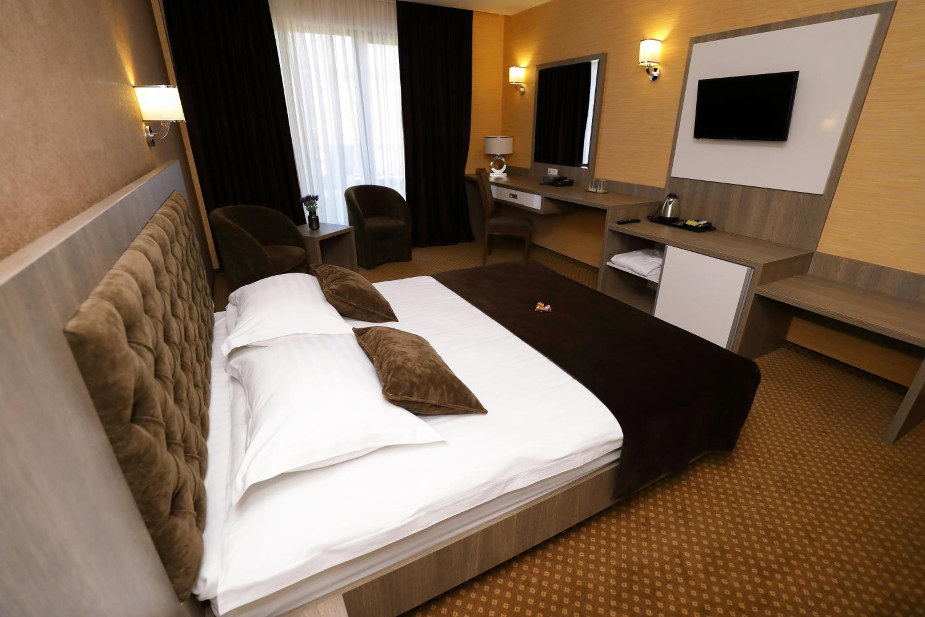 Deluxe Double Room with Balcony - Photo 29