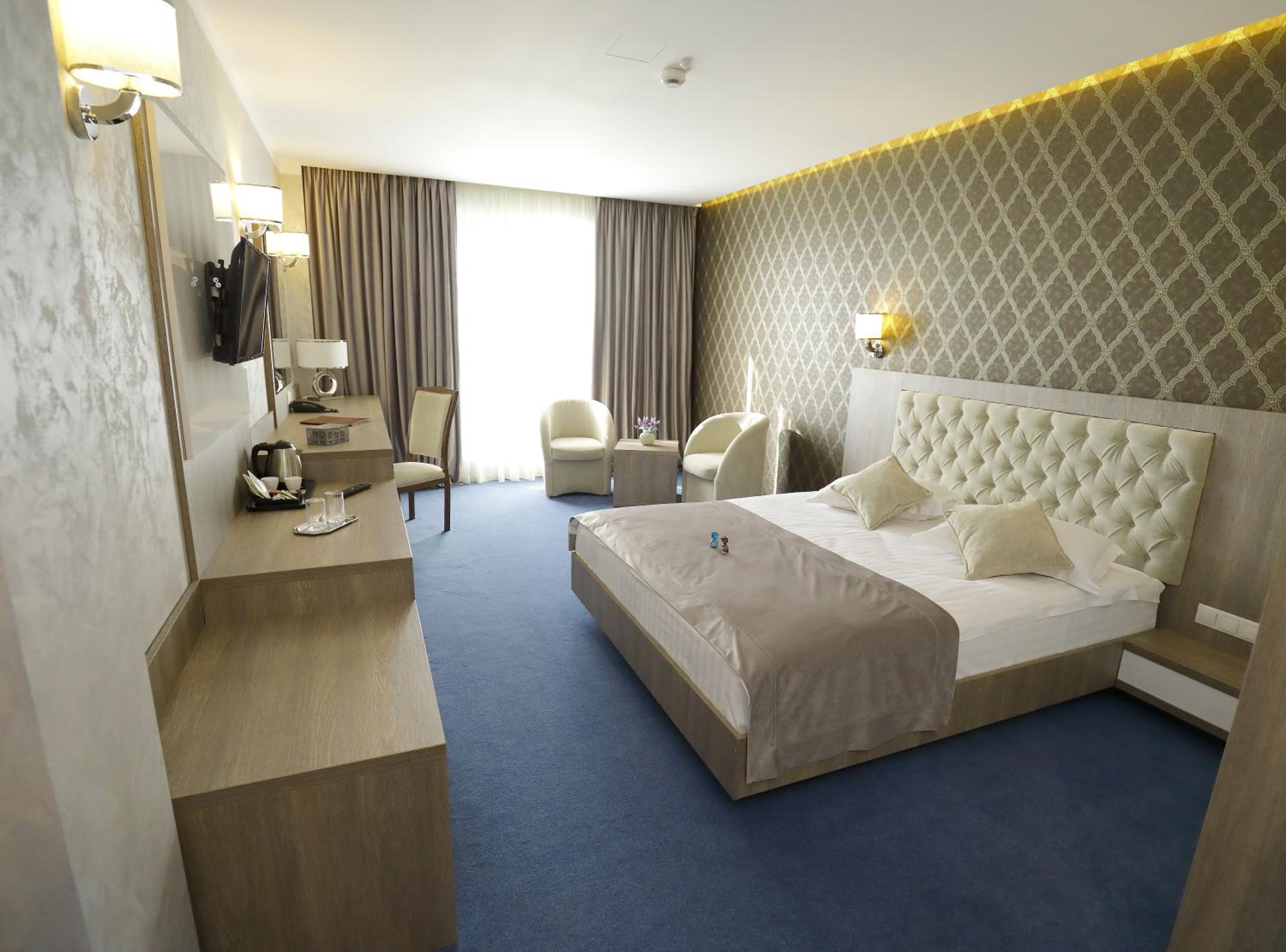 Deluxe Double Room with Balcony - Photo 4