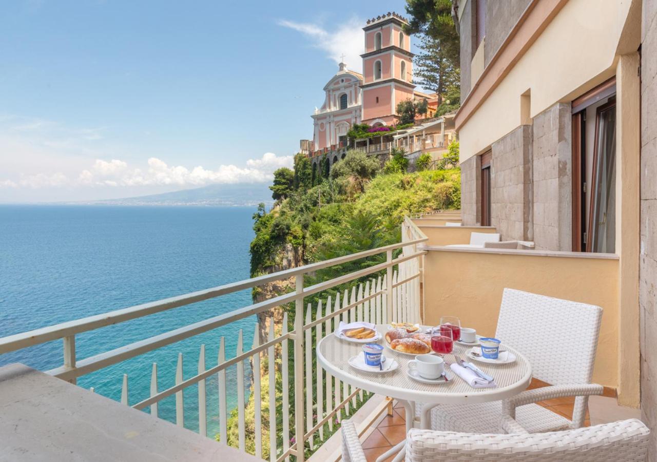 Double Room with Balcony and Sea View - Photo 2