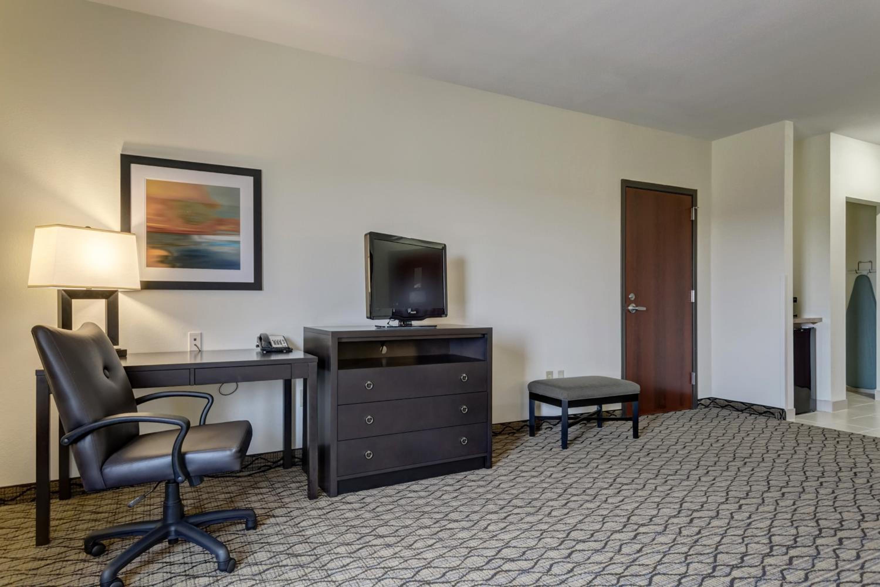 Standard King Room - Photo 10