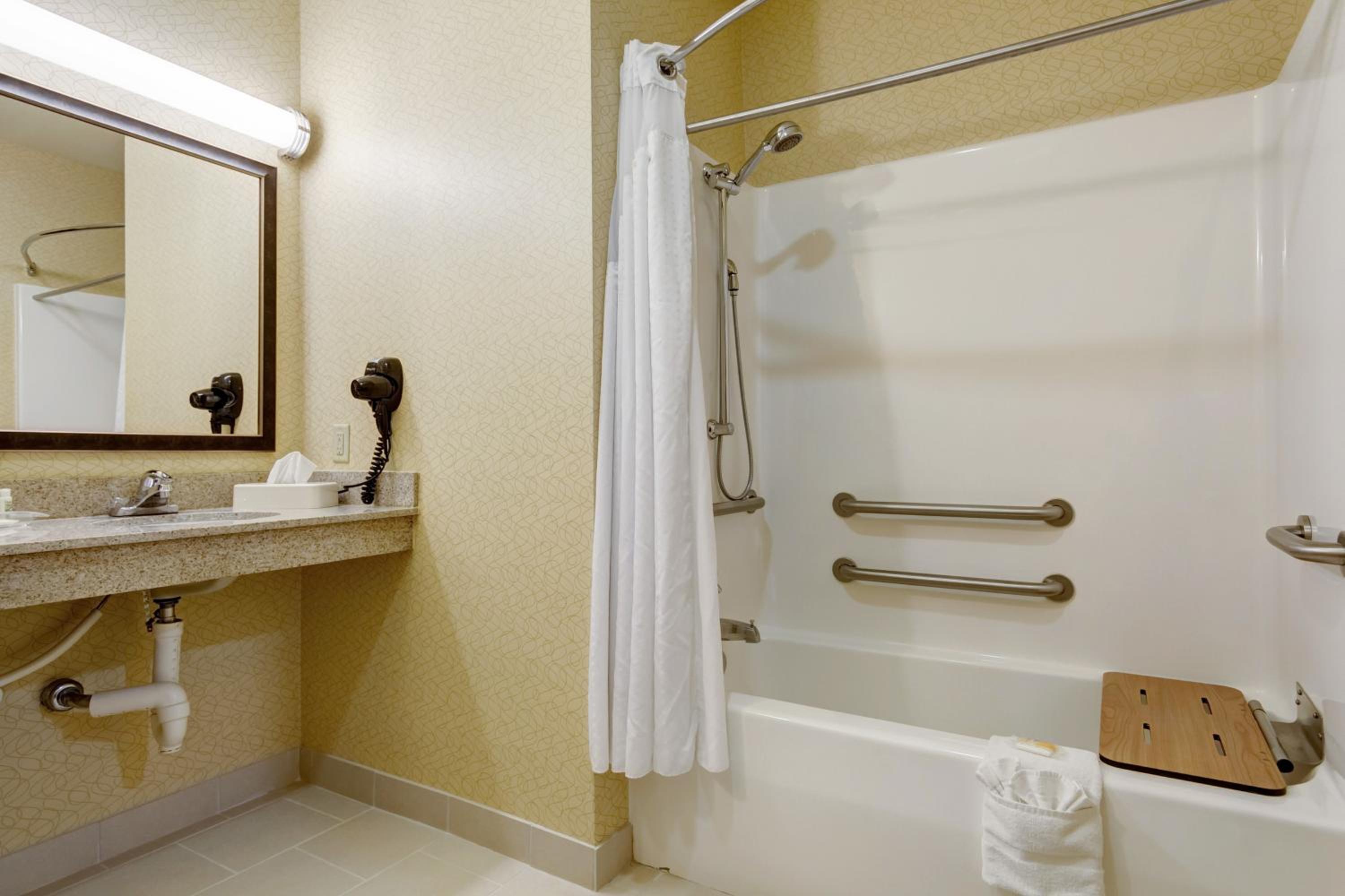 King Room with Roll-In Shower - Disability Access - Photo 4