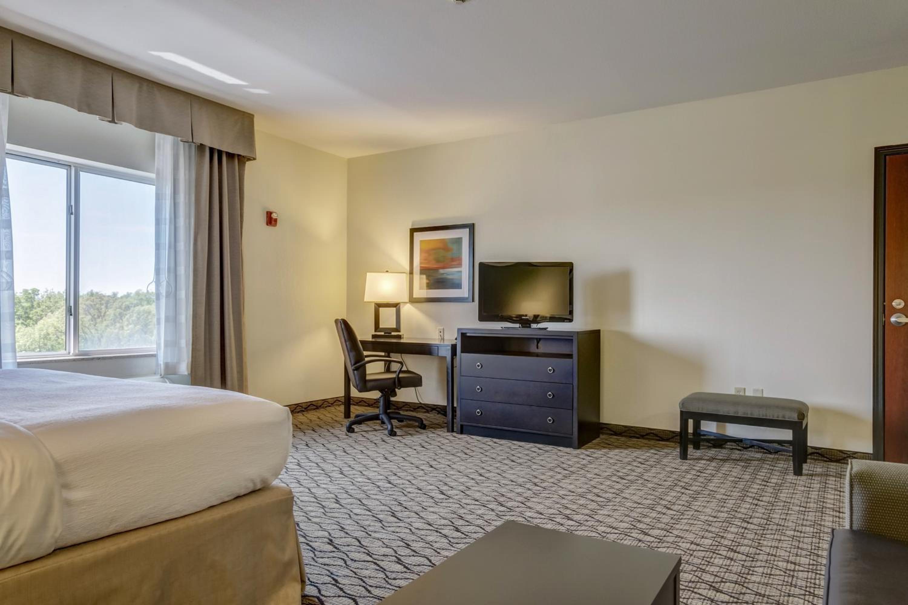 Standard King Room - Photo 9