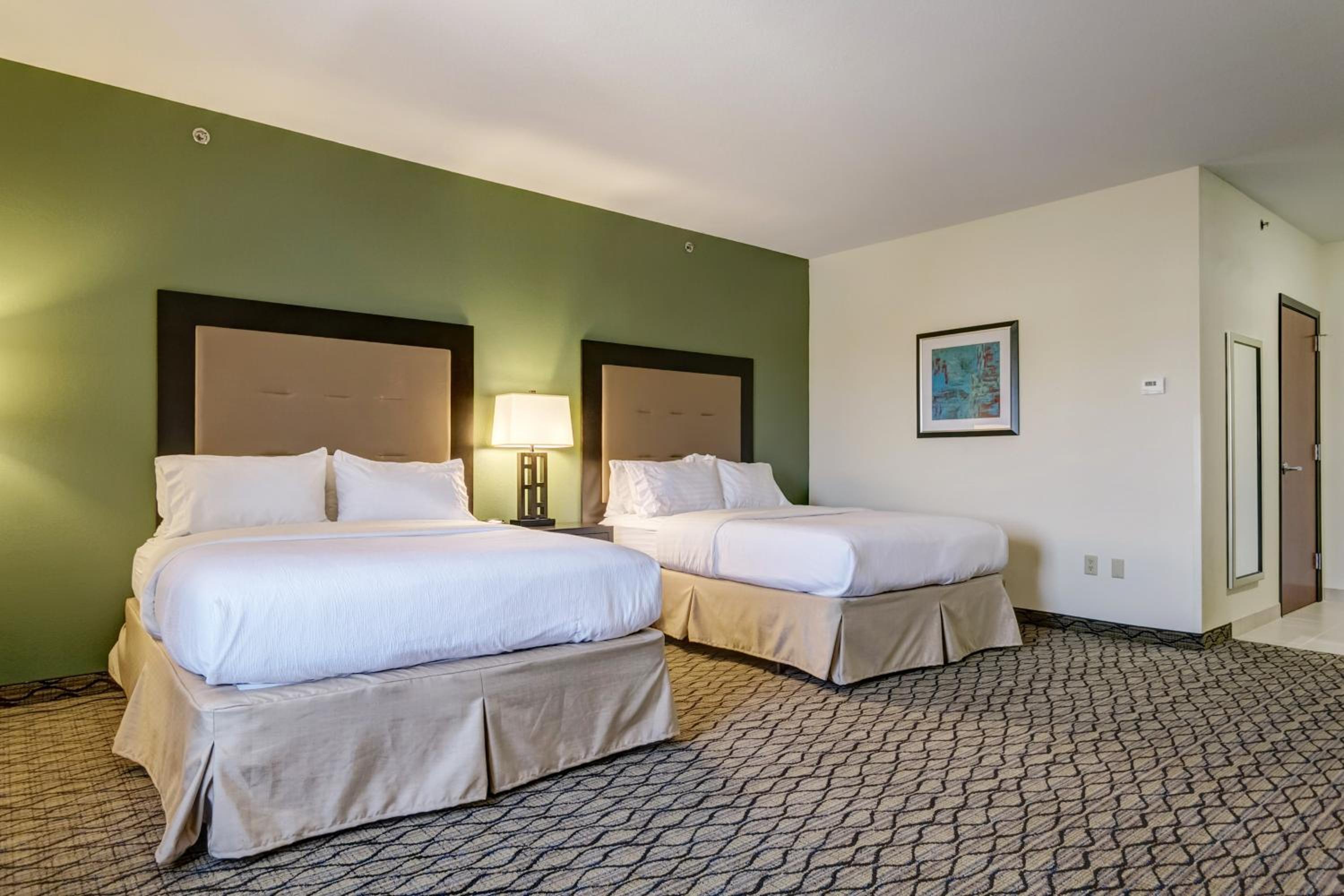 Standard Queen Room with Two Queen Beds - Photo 5