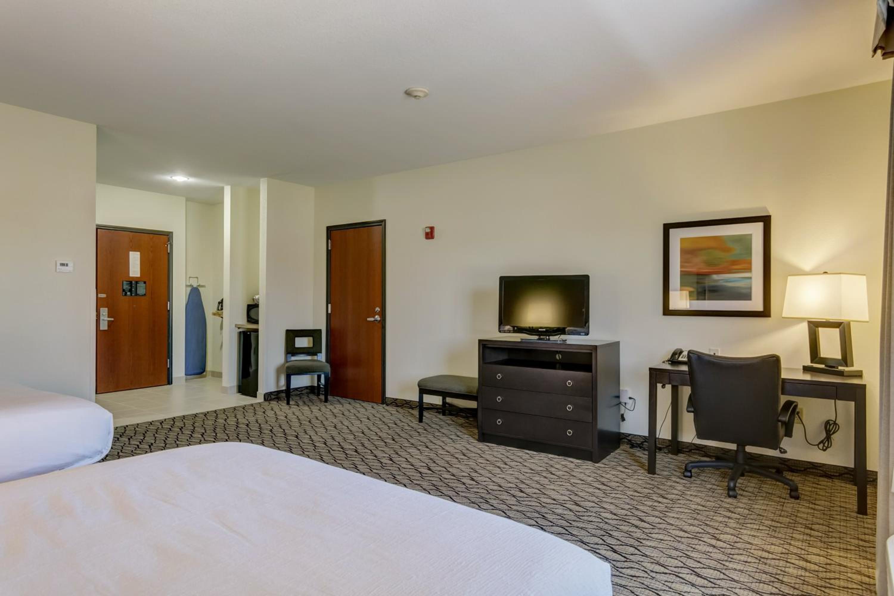Standard Queen Room with Two Queen Beds - Photo 4