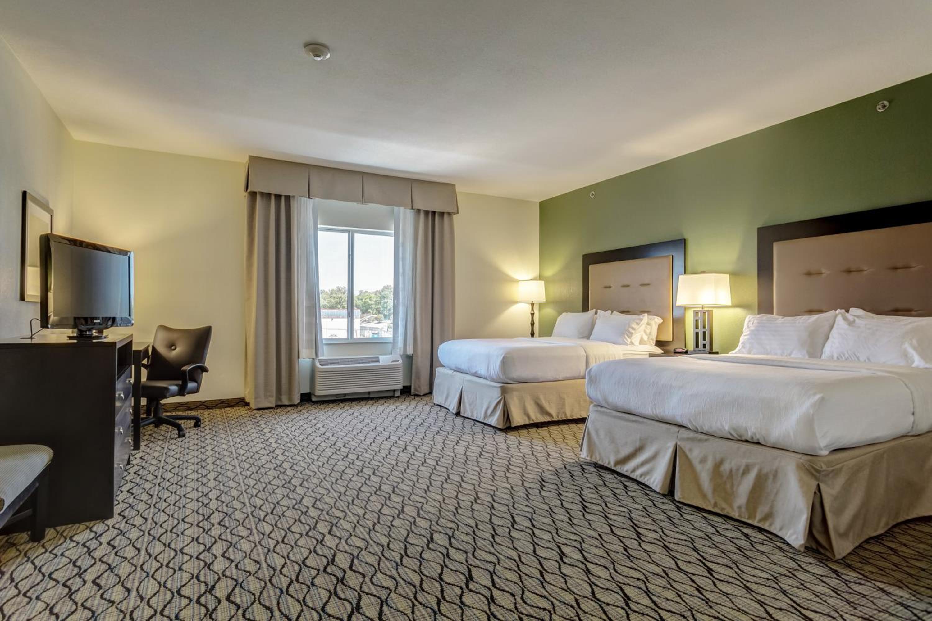 Standard Queen Room with Two Queen Beds - Photo 3