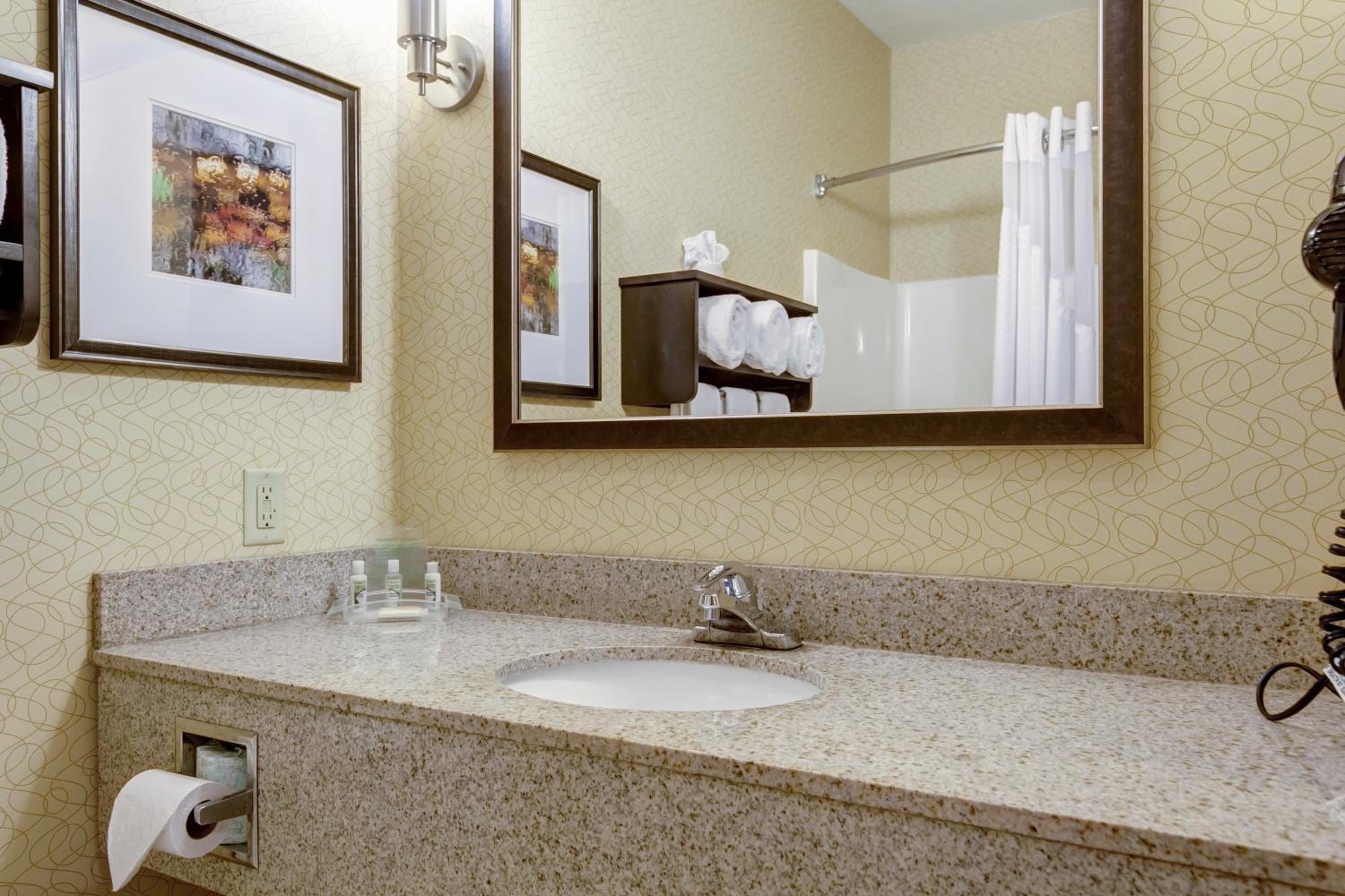 Standard King Room - Photo 8