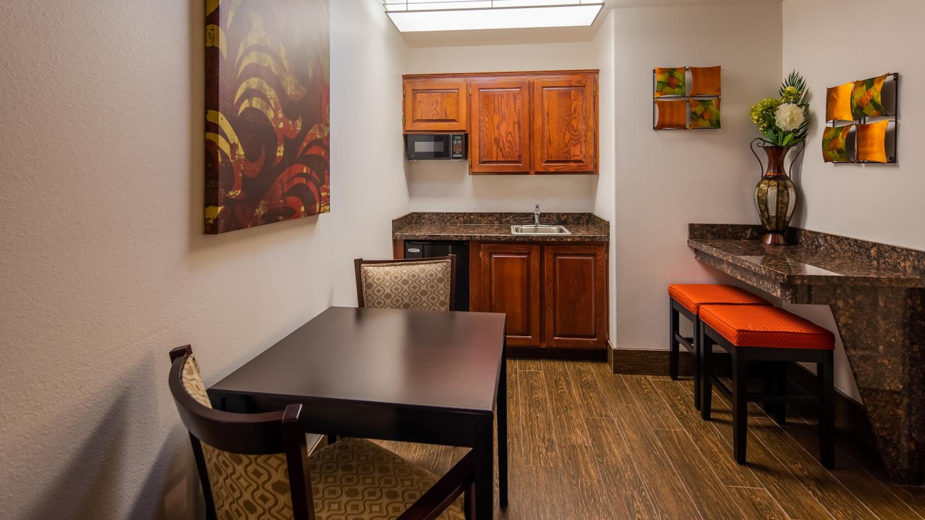 King Suite - Non-Smoking photo 3