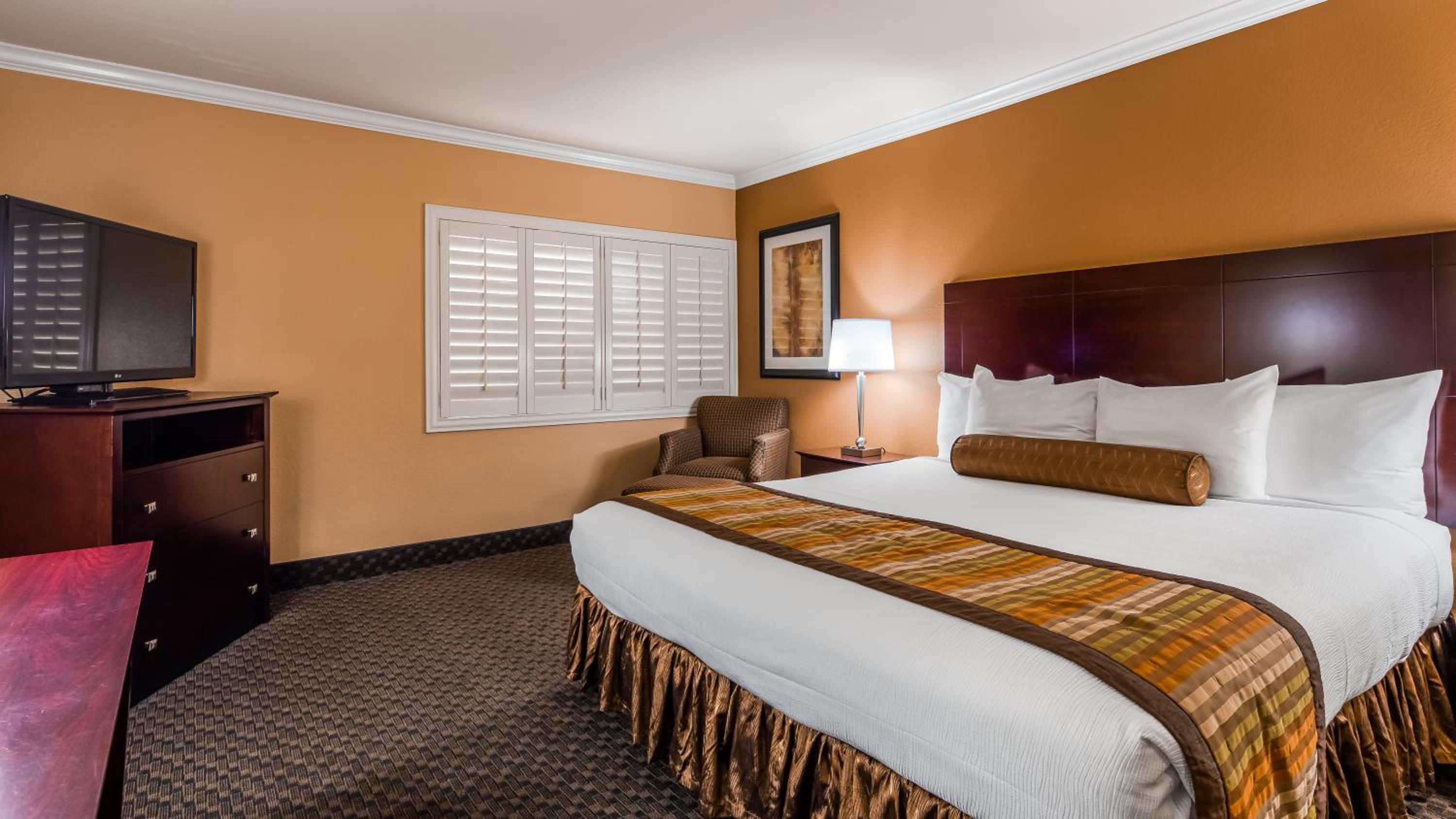 Standard King Room (No Resort Fees + Free Parking) - Photo 2