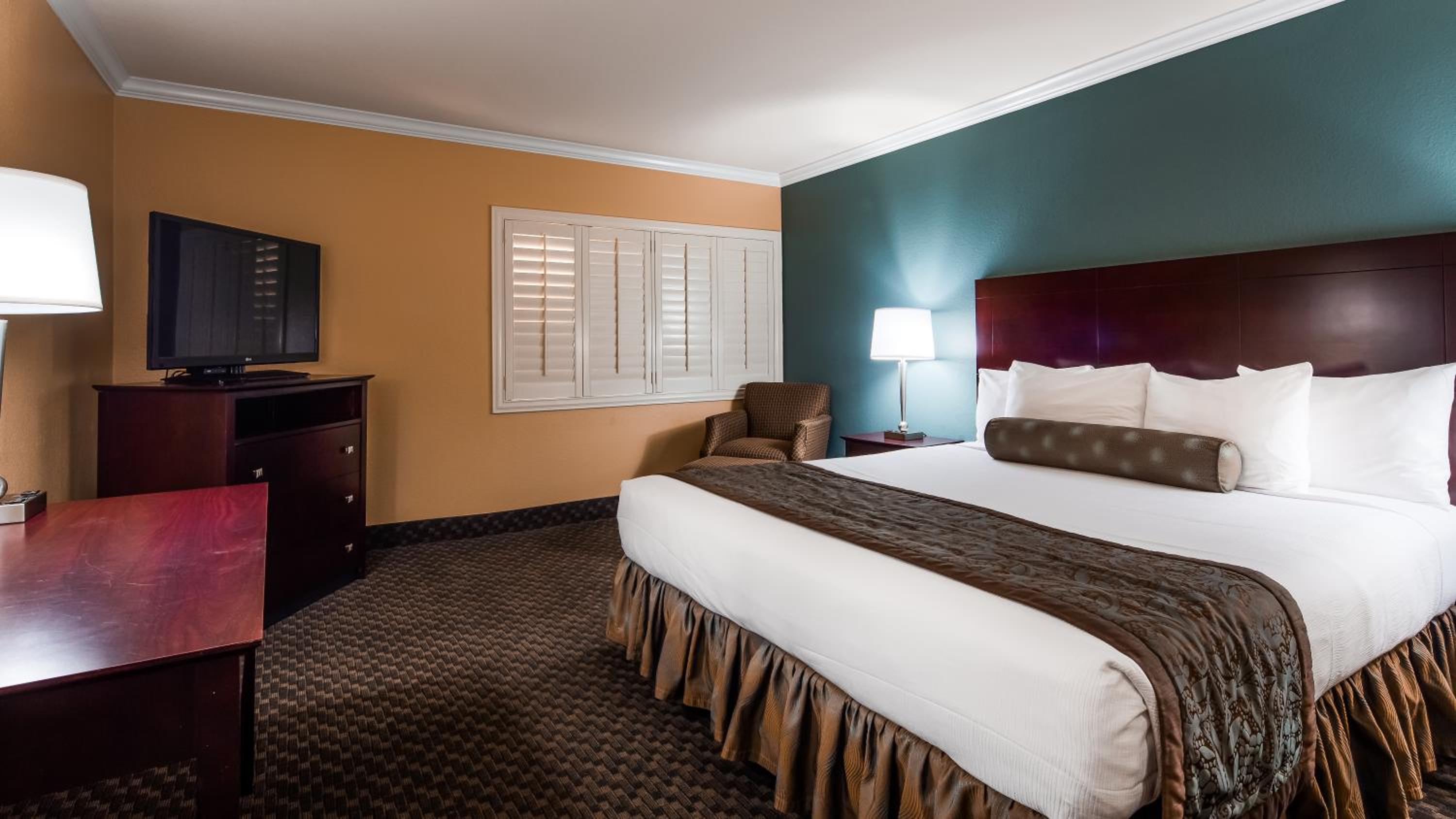 Standard King Room (No Resort Fees + Free Parking) - Photo 3