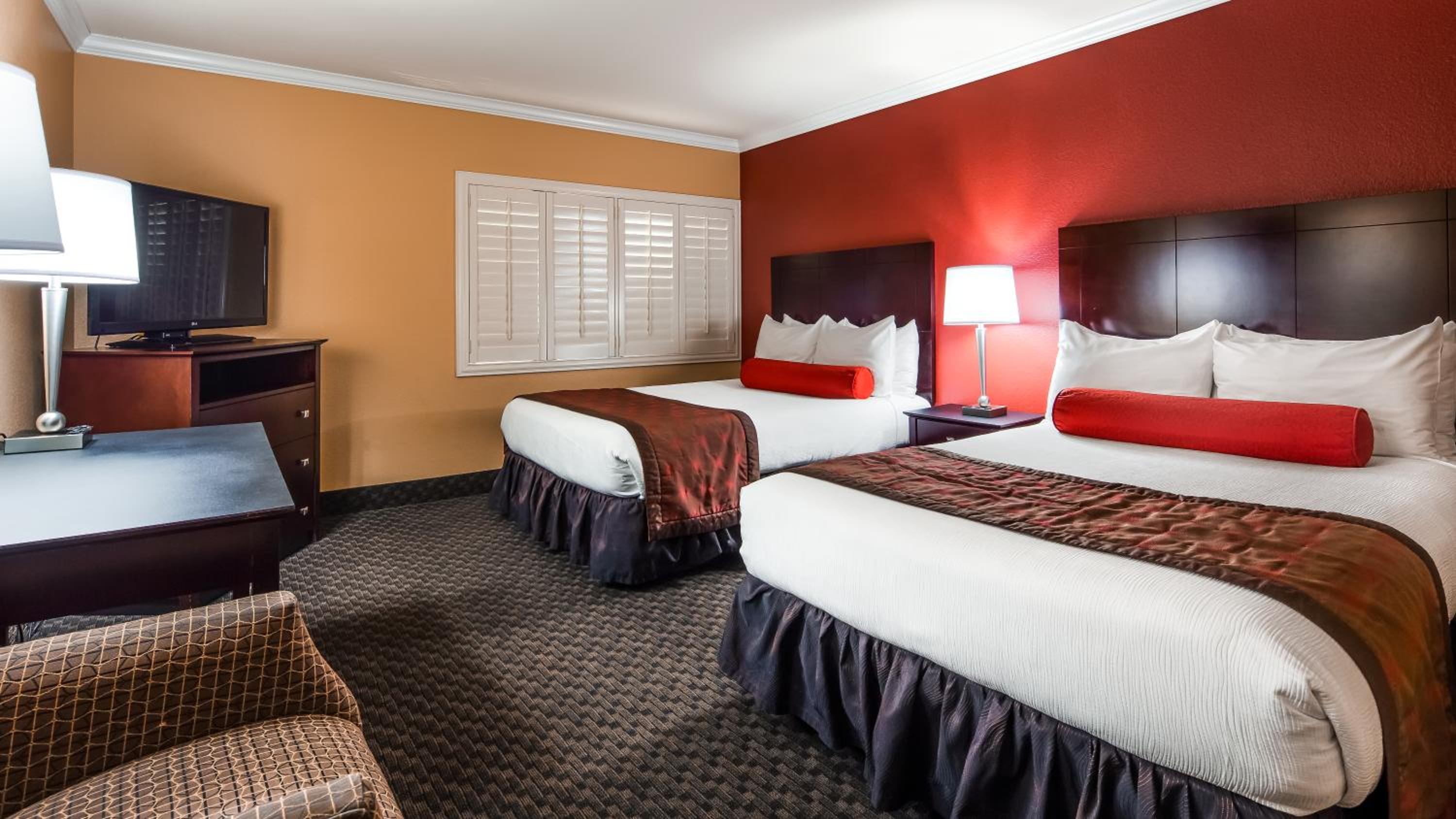 Standard room with Two Double Beds (No Resort Fees + Free Parking) - Photo 5