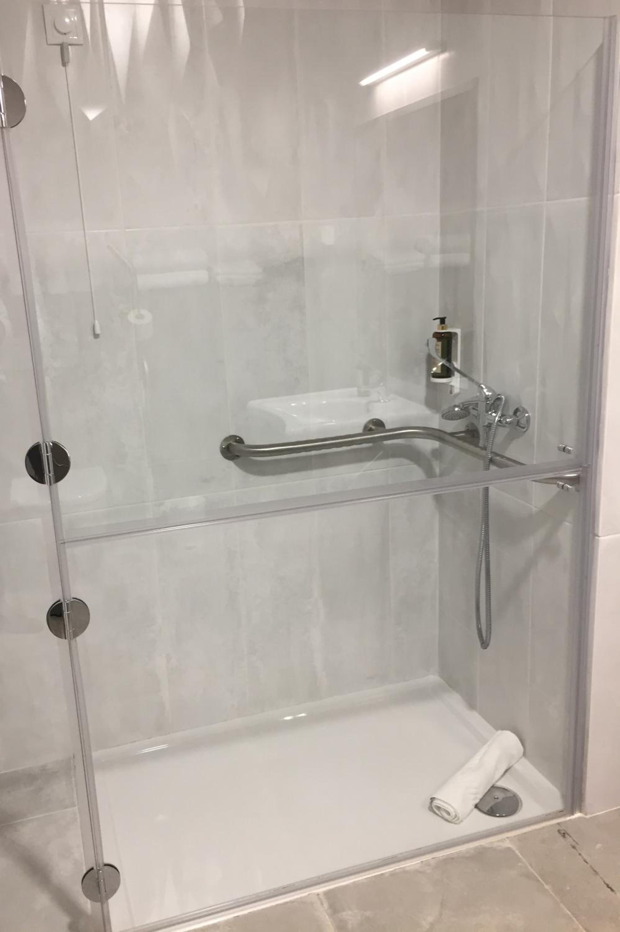 Twin Room - Disability Access photo 3