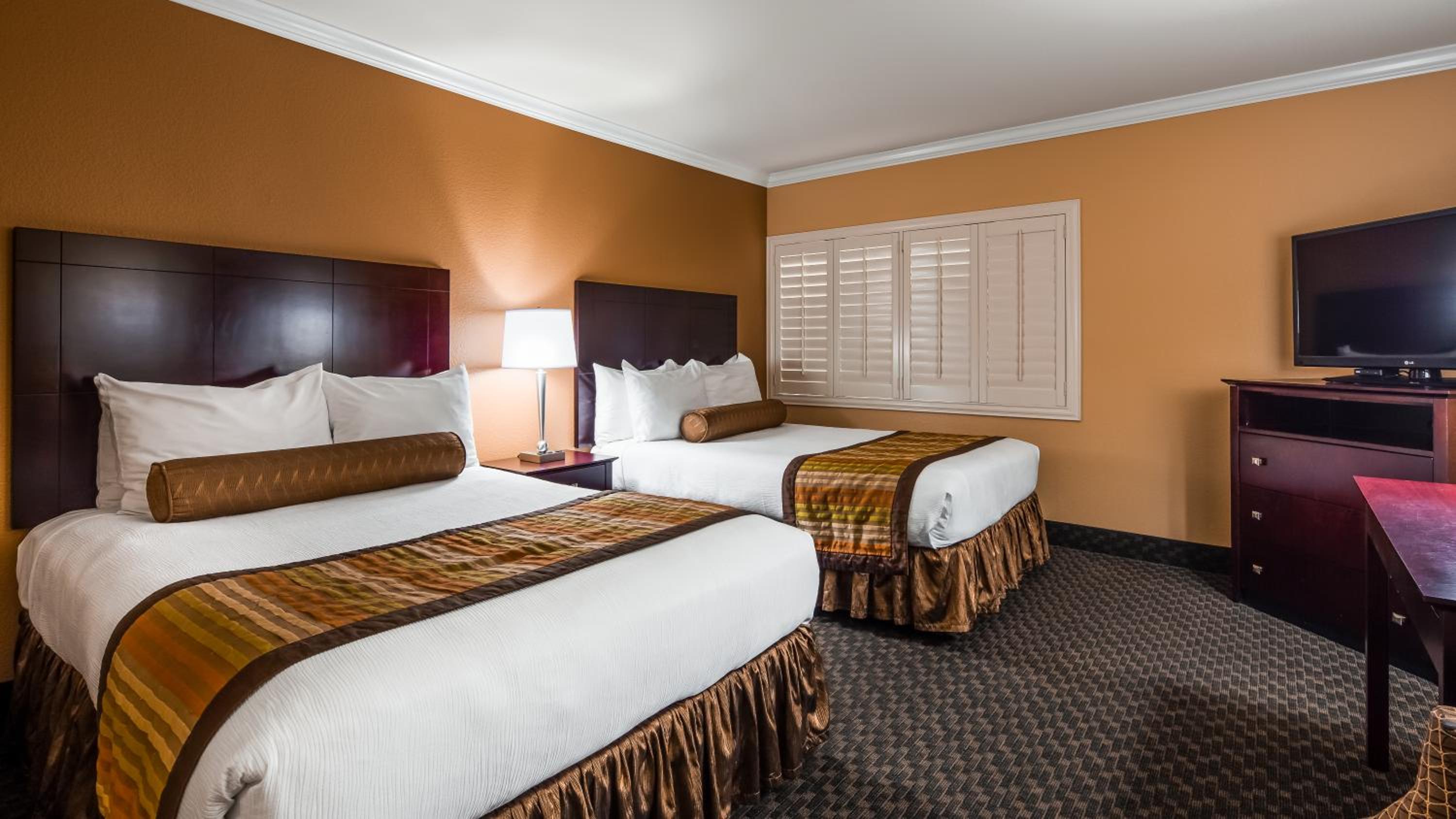 Standard room with Two Double Beds (No Resort Fees + Free Parking) - Photo 2