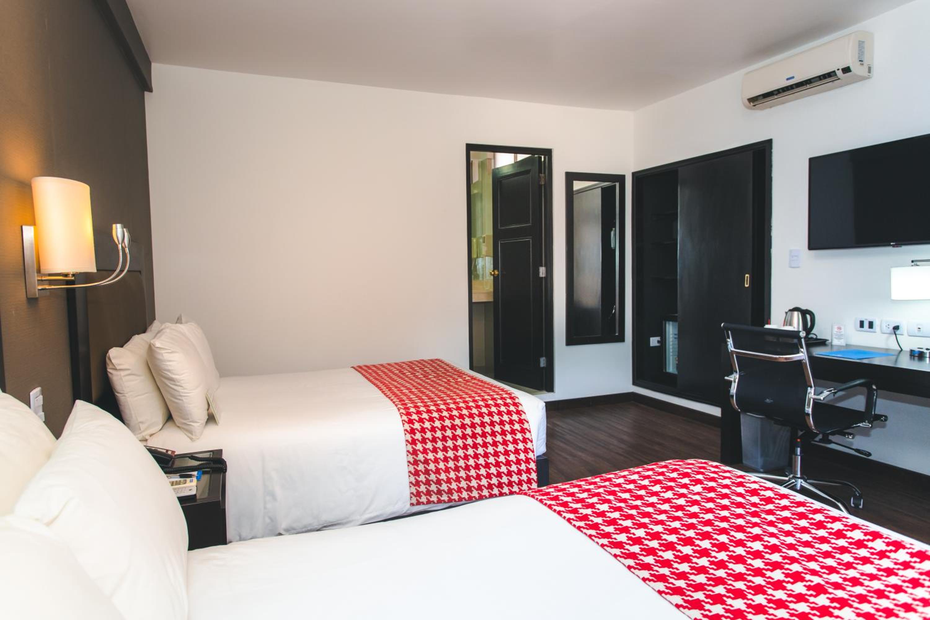 Standard Double Room With Two Double Beds - Photo 2