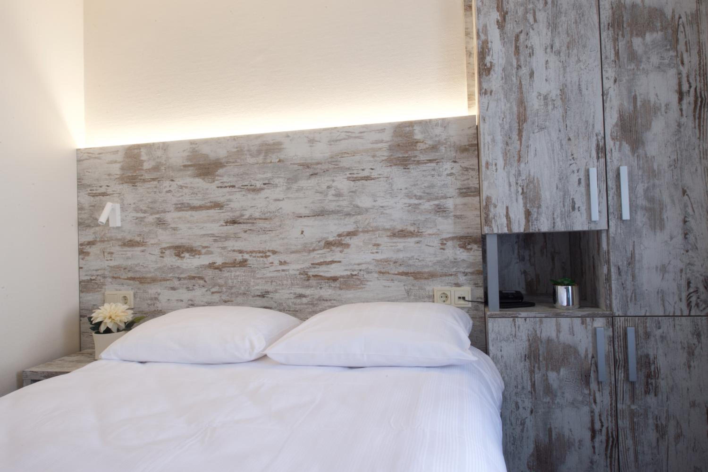 Standard Double Room - Photo 7