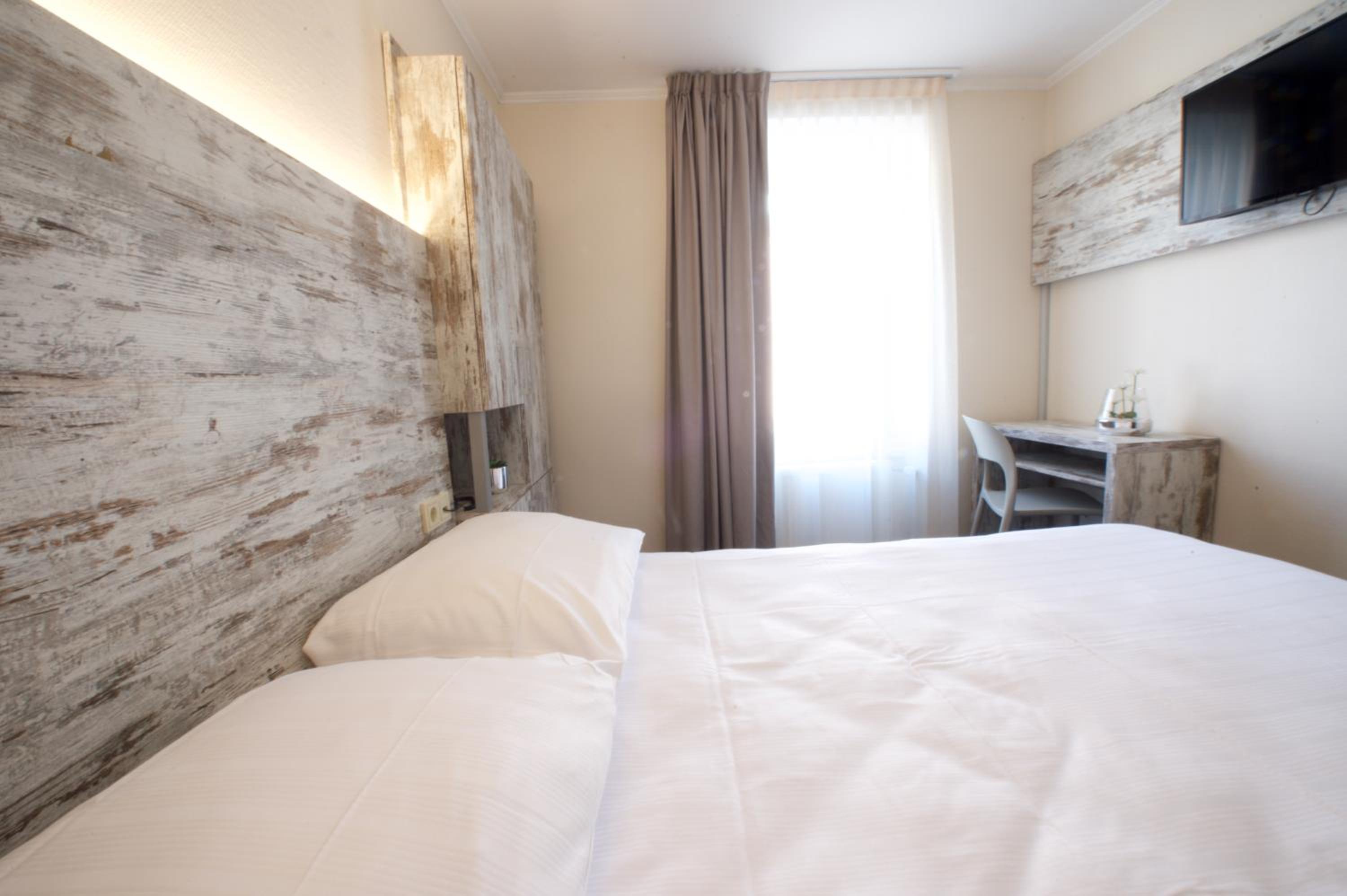 Standard Double Room - Photo 8