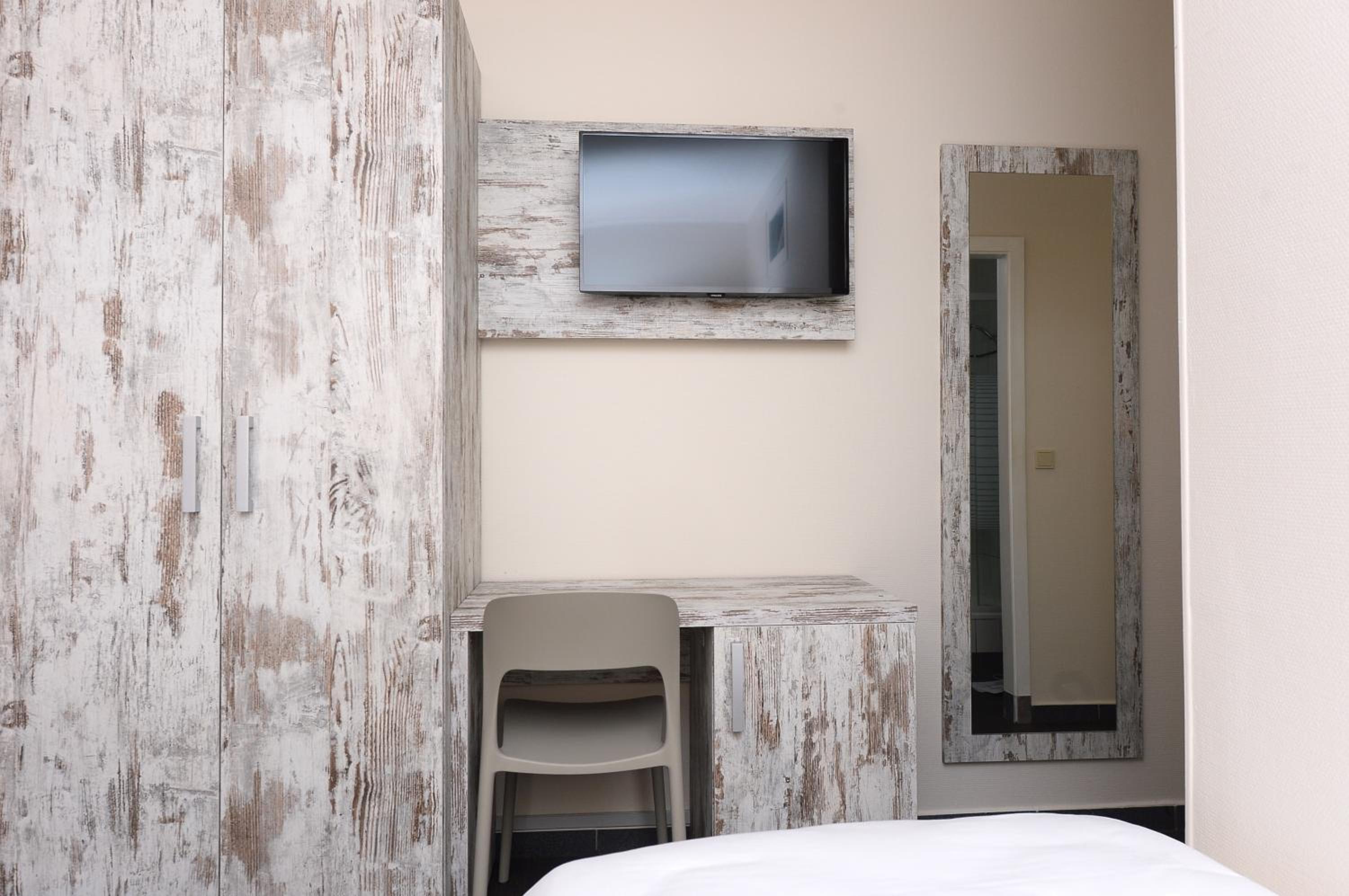 Standard Twin Room - Photo 7