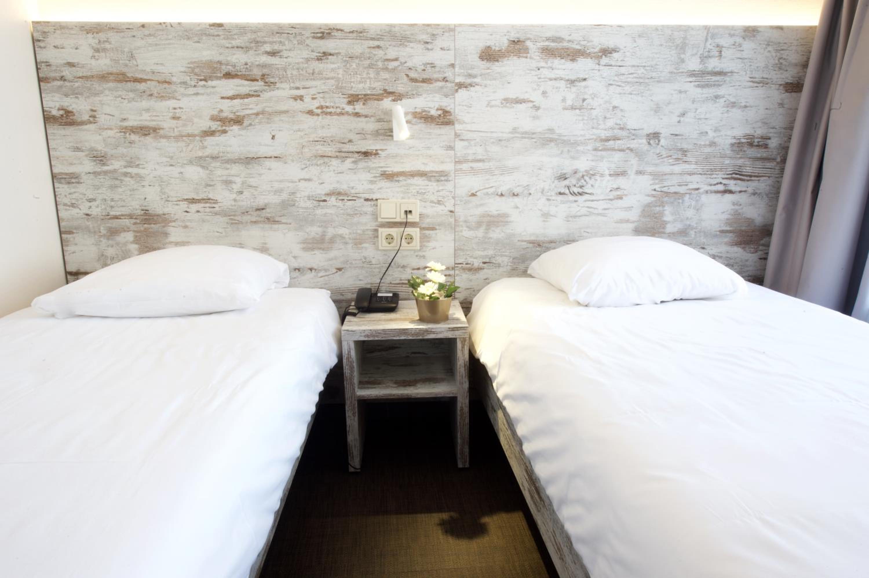 Standard Twin Room - Photo 5