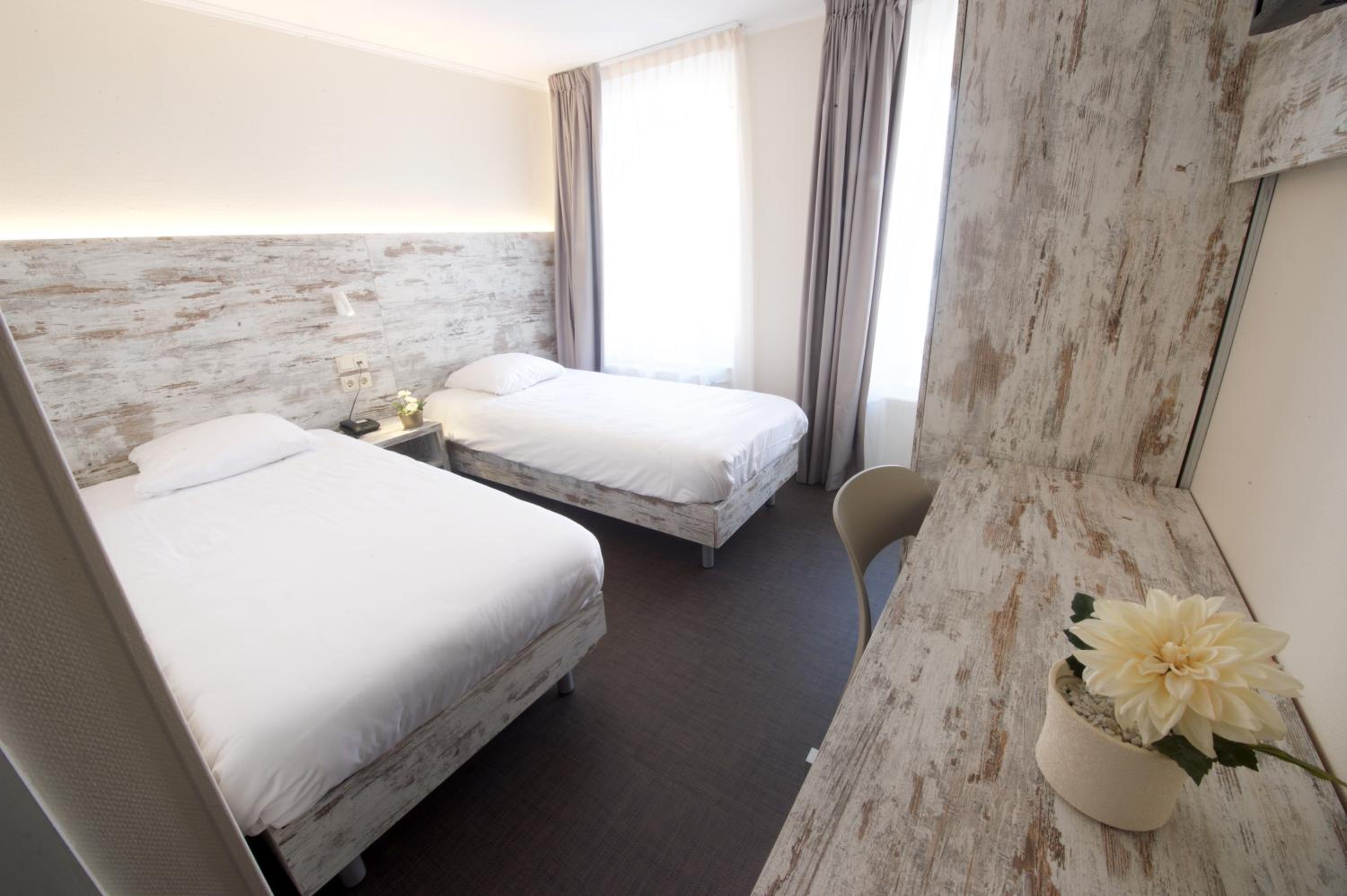 Standard Twin Room - Photo 3