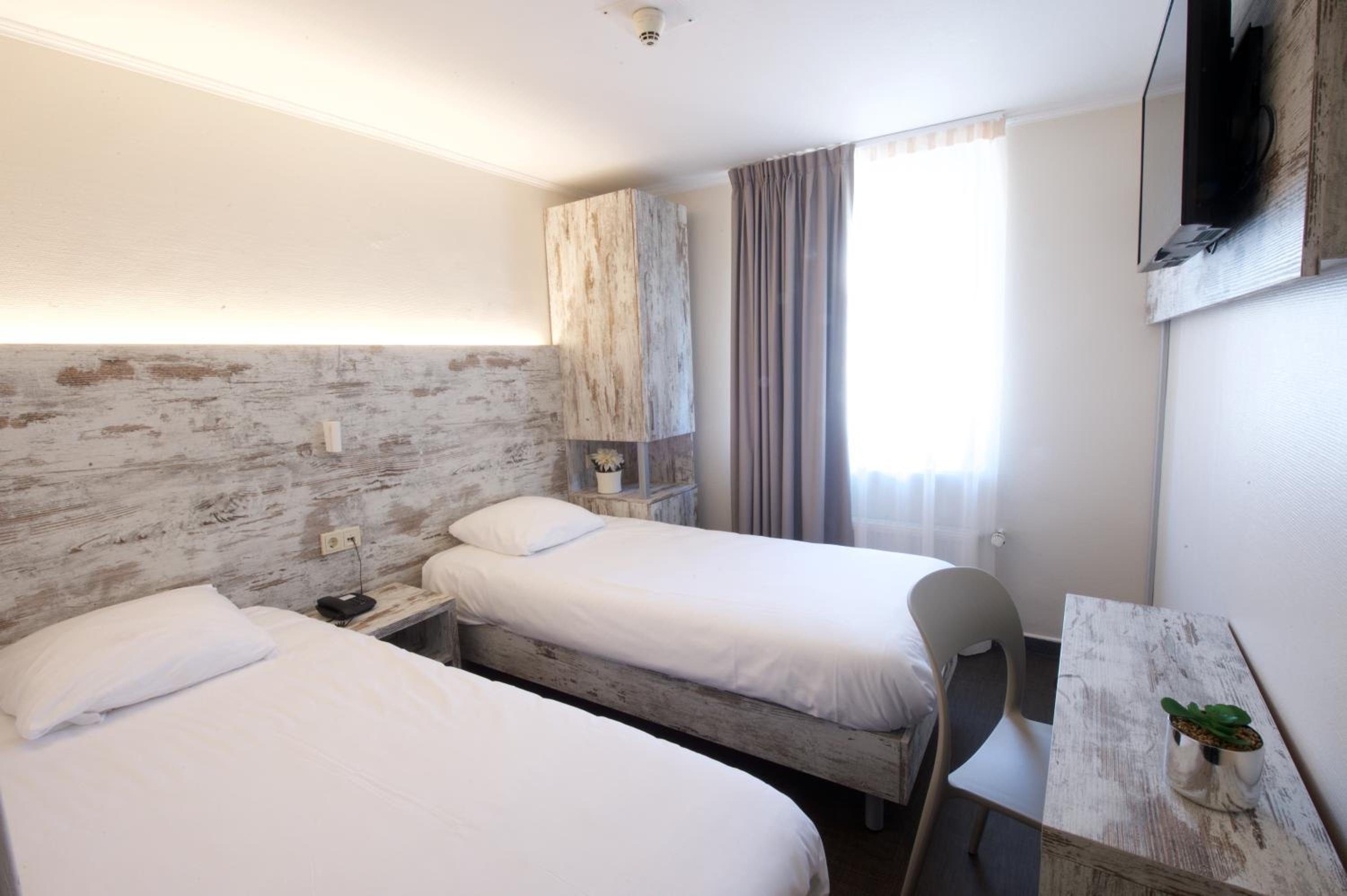 Standard Twin Room - Photo 10