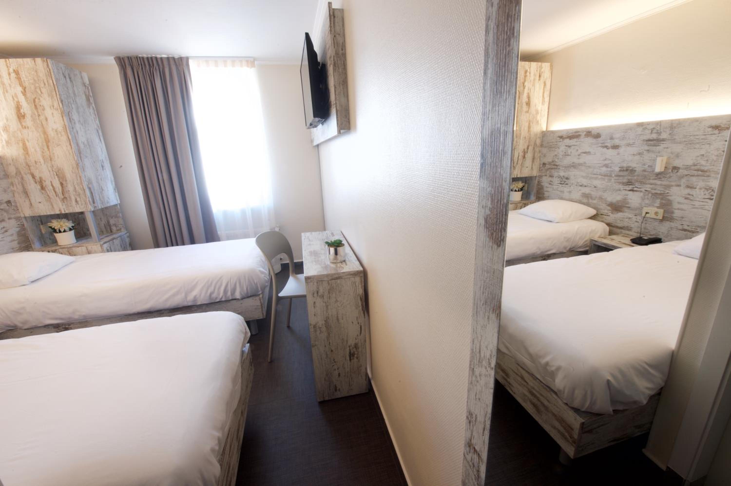 Standard Twin Room - Photo 9