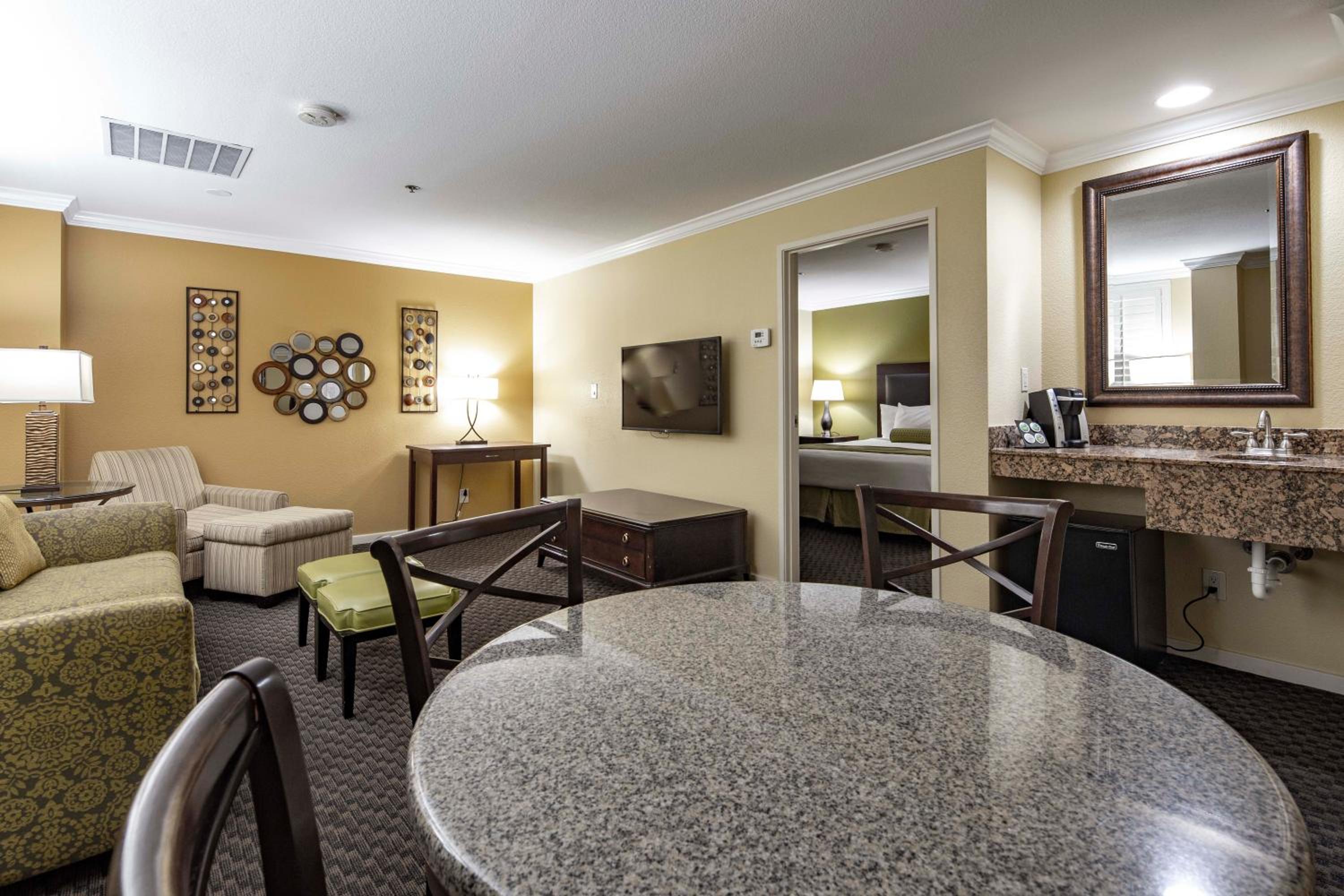 Junior Suite (No Resort Fees + Free Parking) photo 2