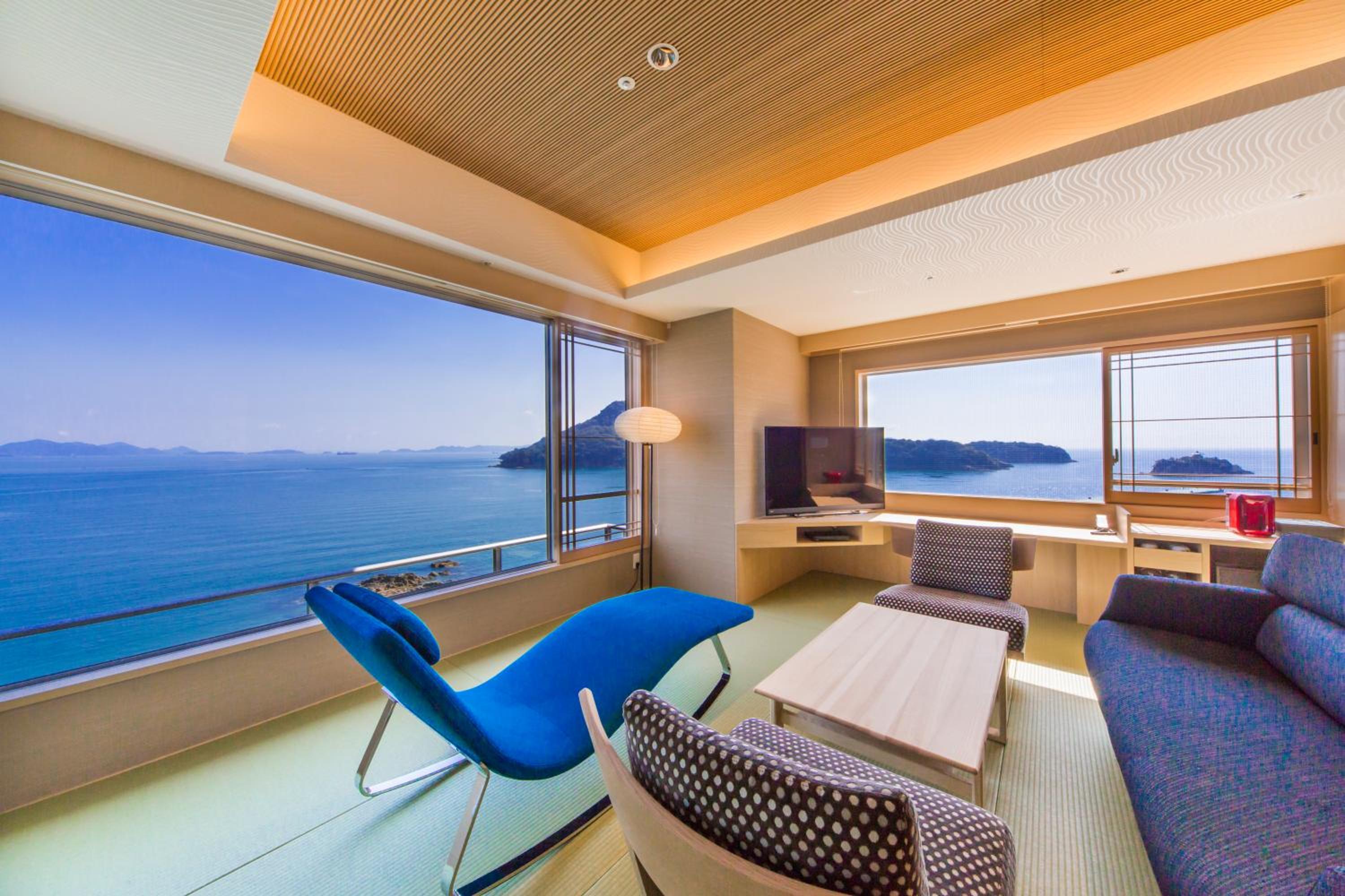 Suite with View Bath and Ocean View photo 3