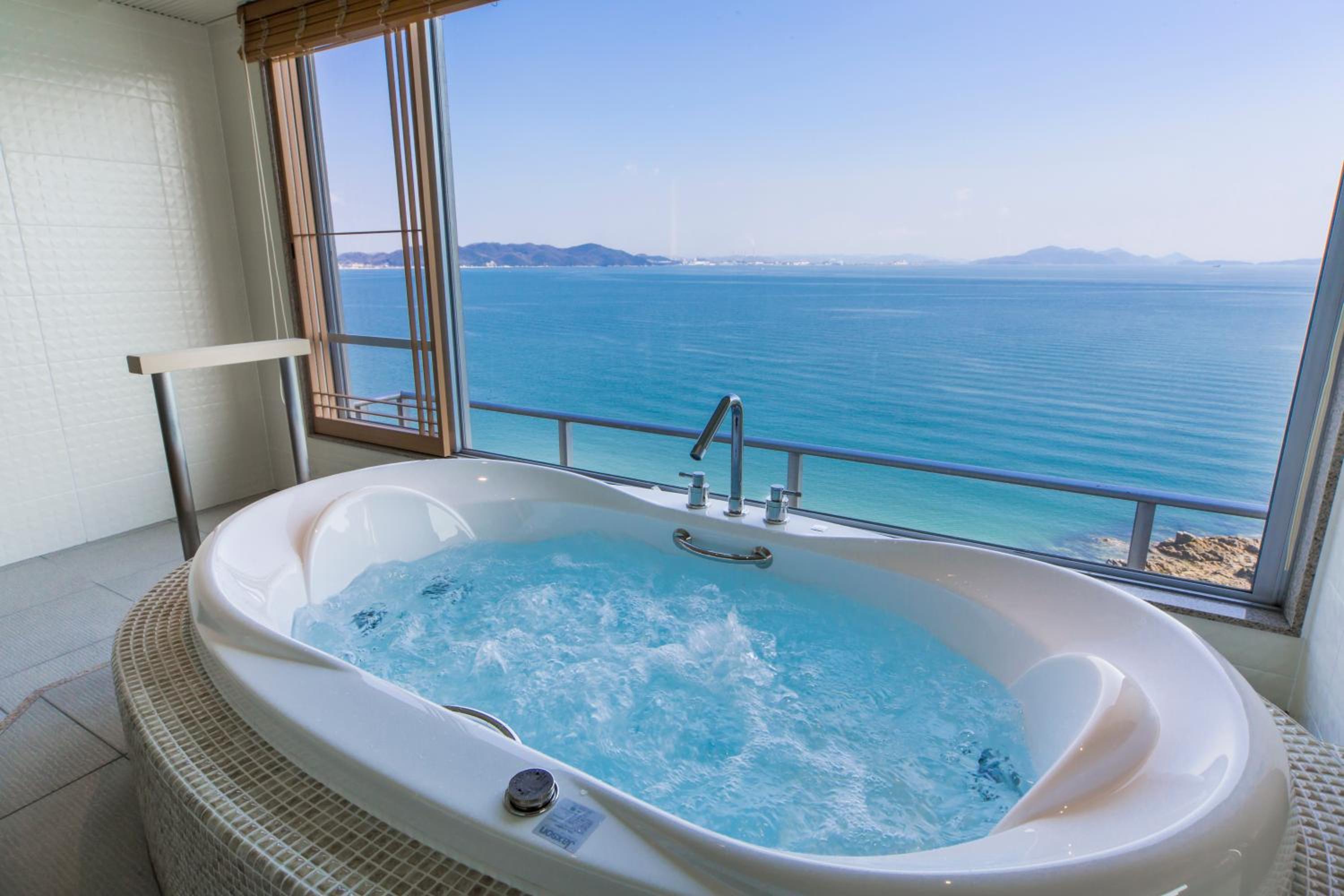 Suite with View Bath and Ocean View photo 2