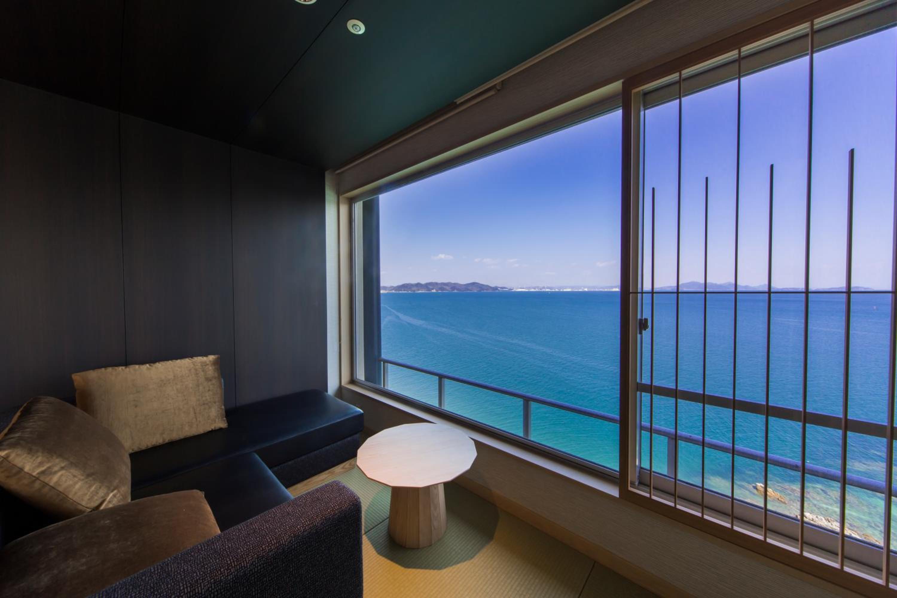 Premium Corner Twin Room with Ocean View photo 3