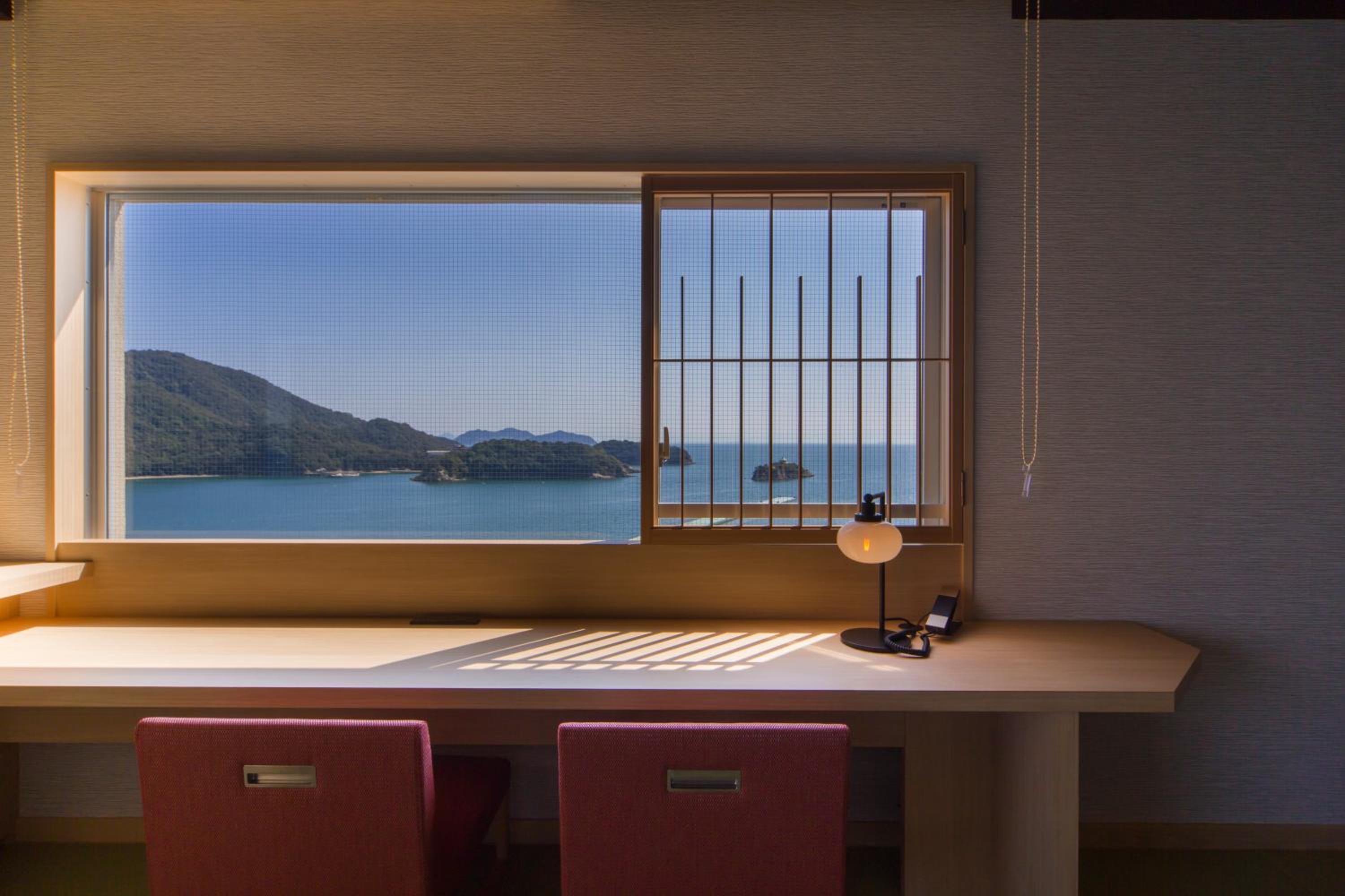 Premium Corner Twin Room with Ocean View photo 2
