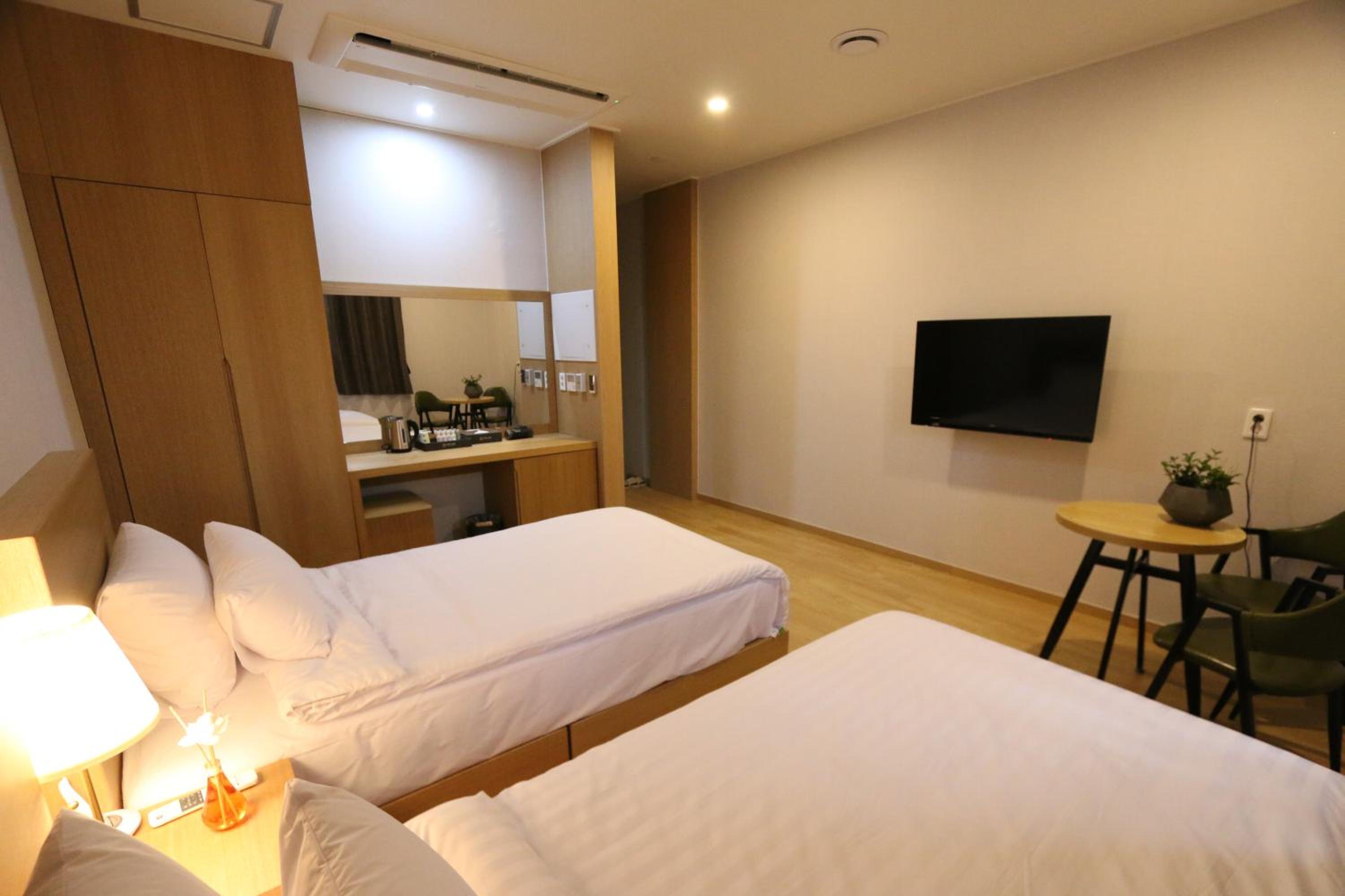 Standard Twin Room - Photo 3