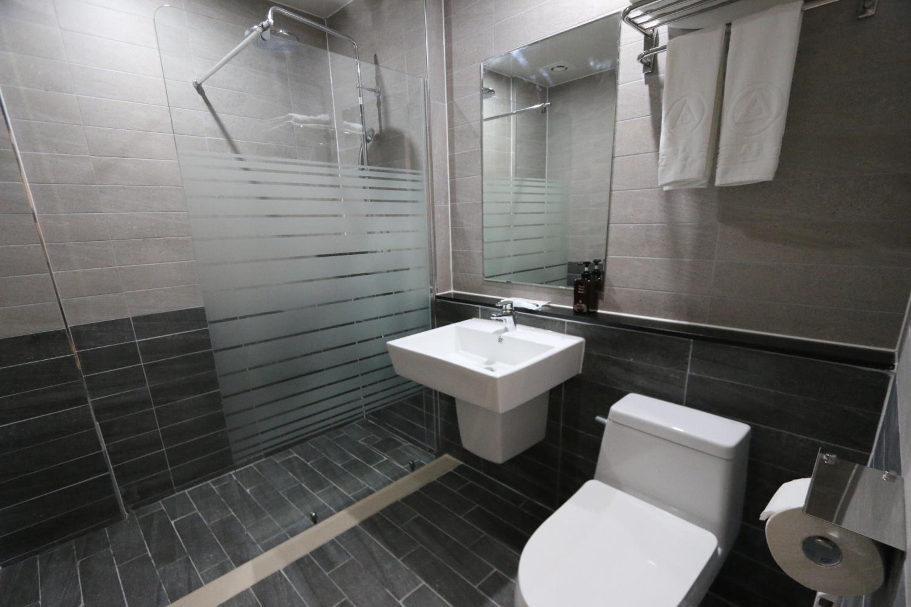 Standard Twin Room - Photo 4