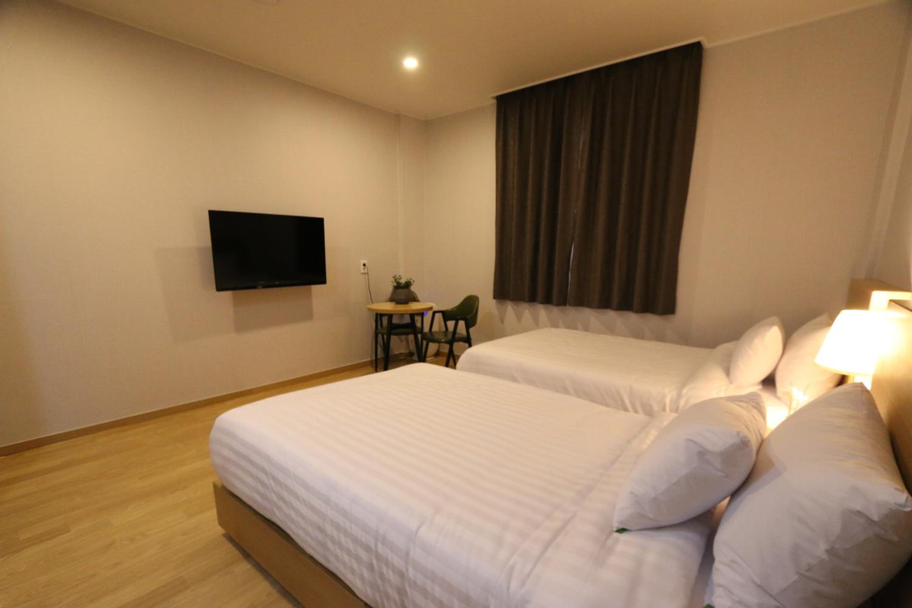 Standard Twin Room - Photo 1