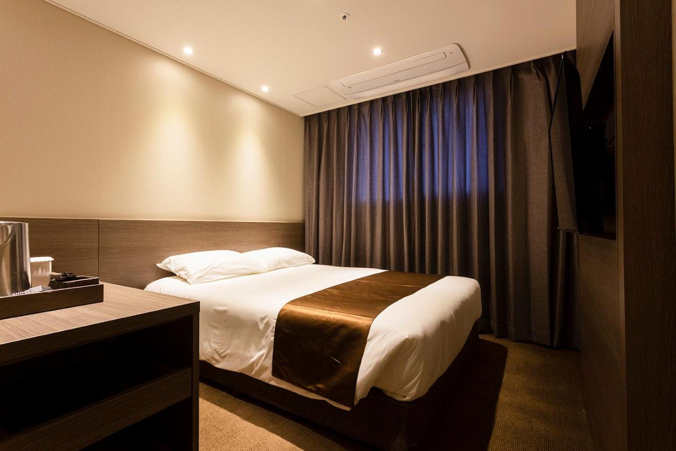 Double Room With Partial Sea View