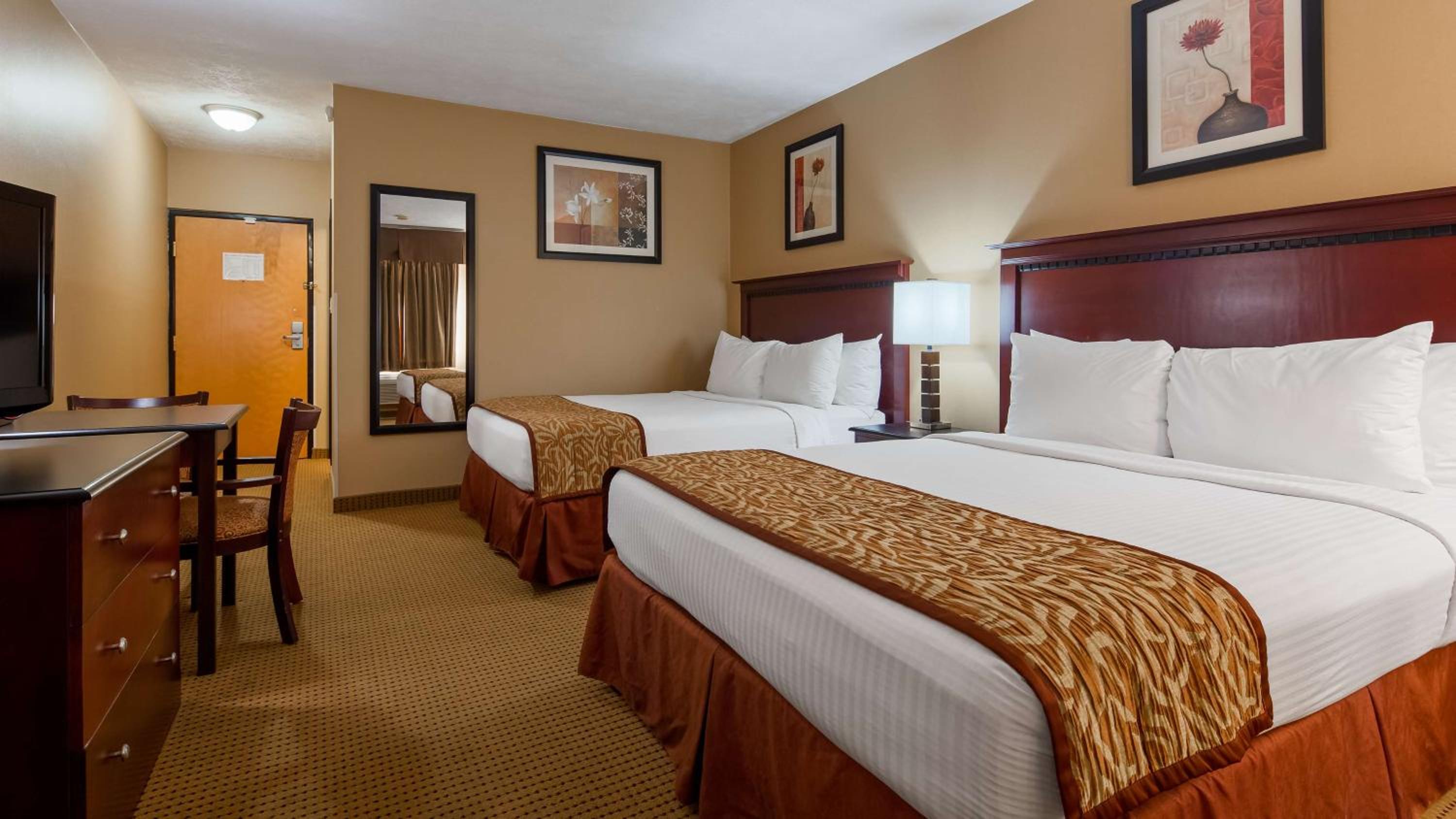 Queen Room with Two Queen Beds - Non-Smoking photo 2