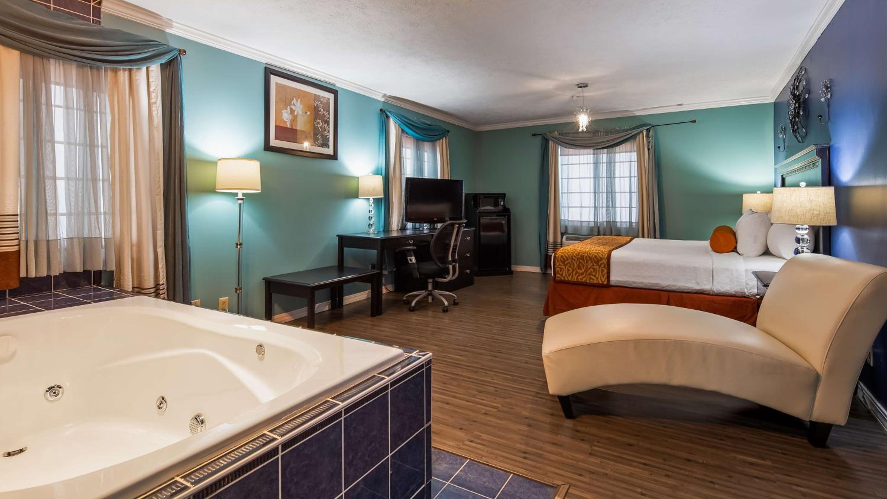 Honeymoon Suite with Hot Tub photo 1