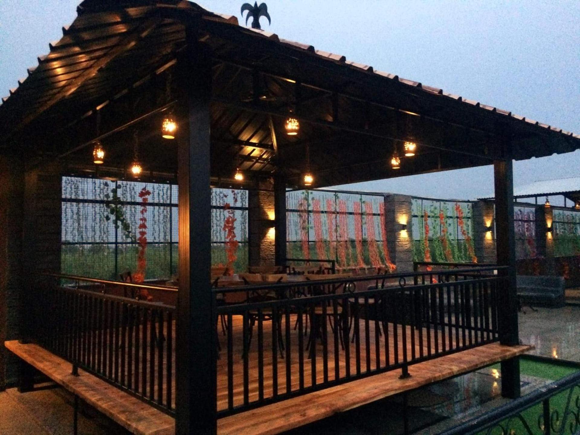 Deluxe Double Room (2 Adults + 1 Child) - Indian Nationals Only