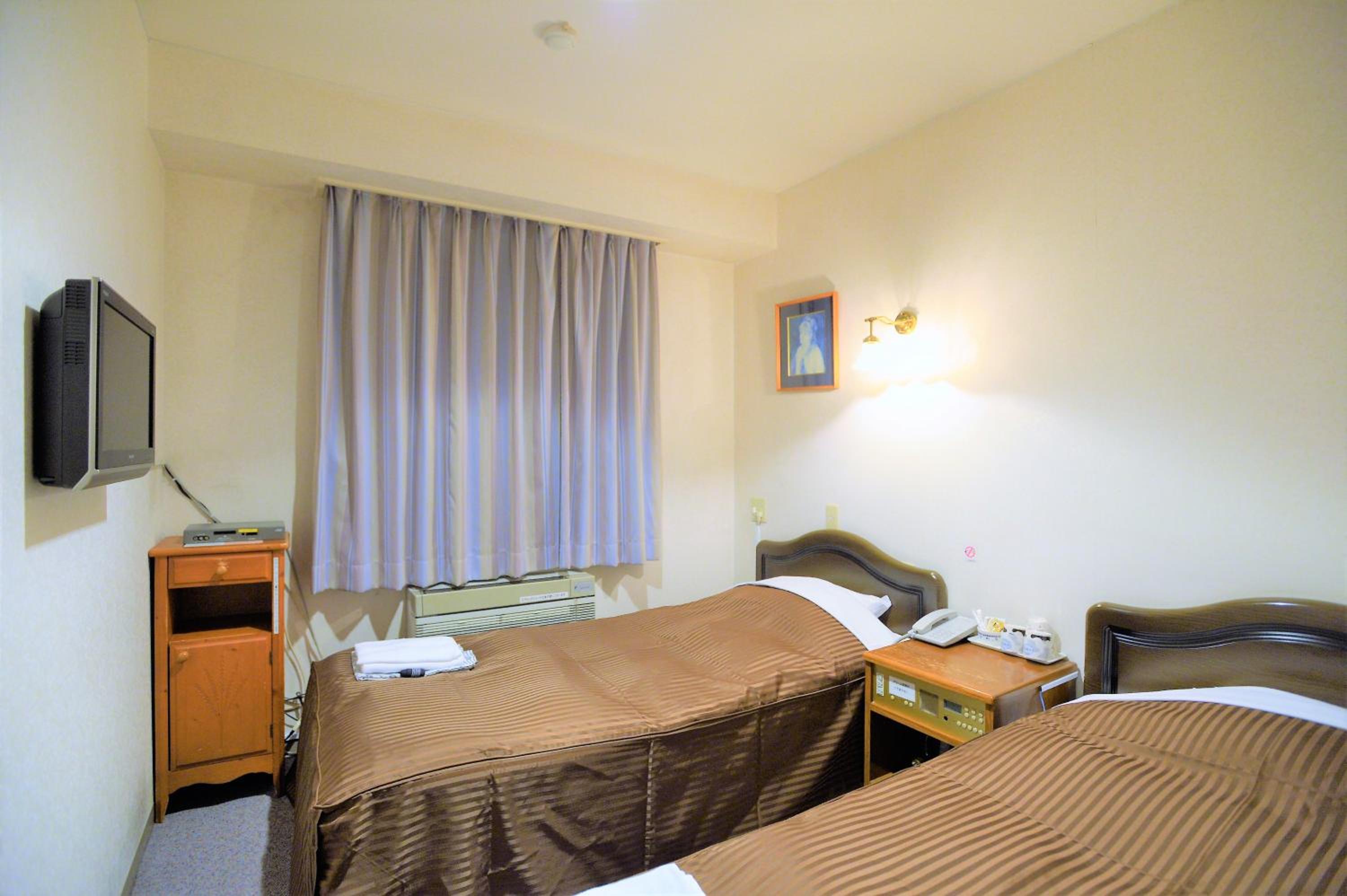 Twin Room - Non-Smoking photo 1