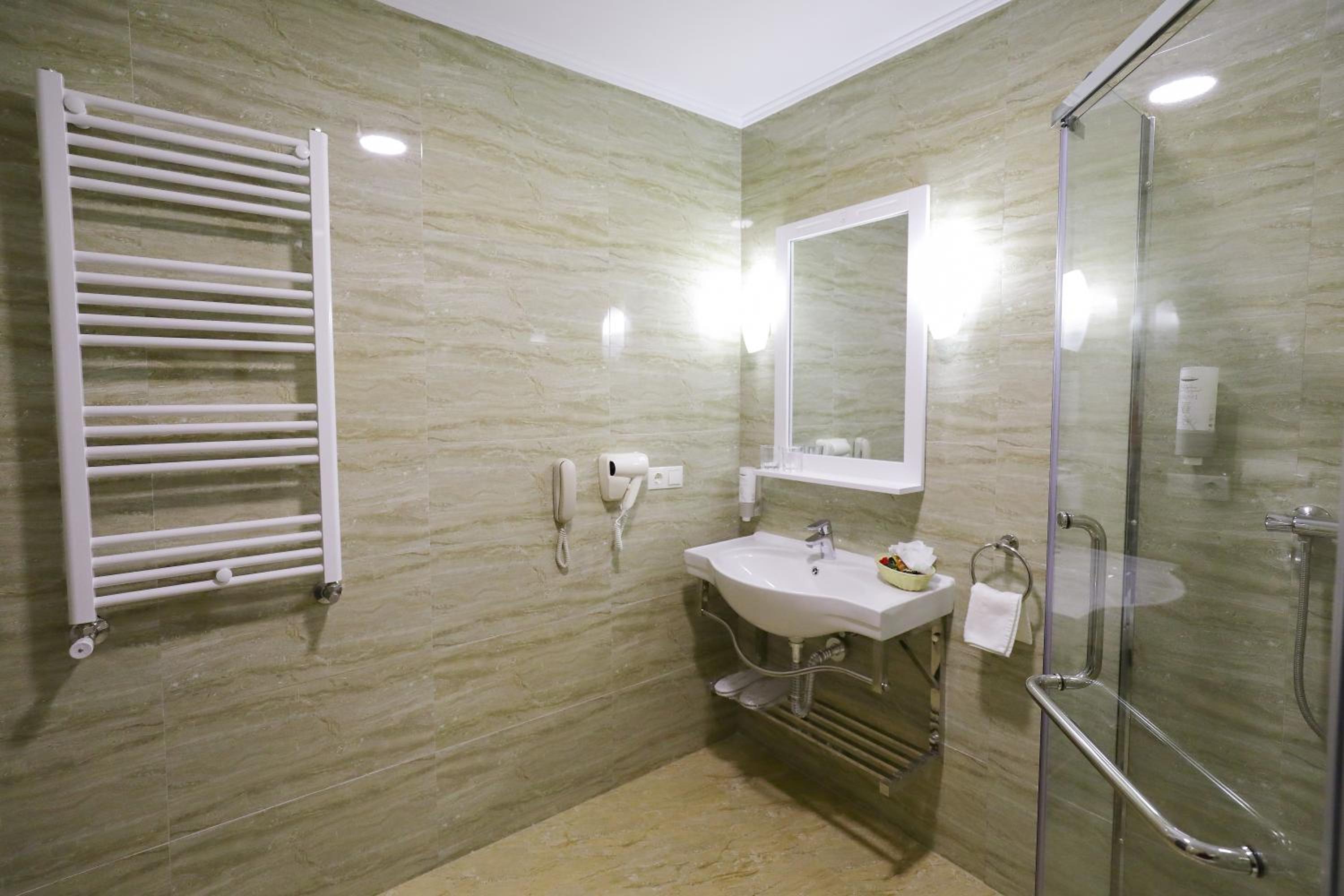 Deluxe Double Room with Balcony - Photo 12
