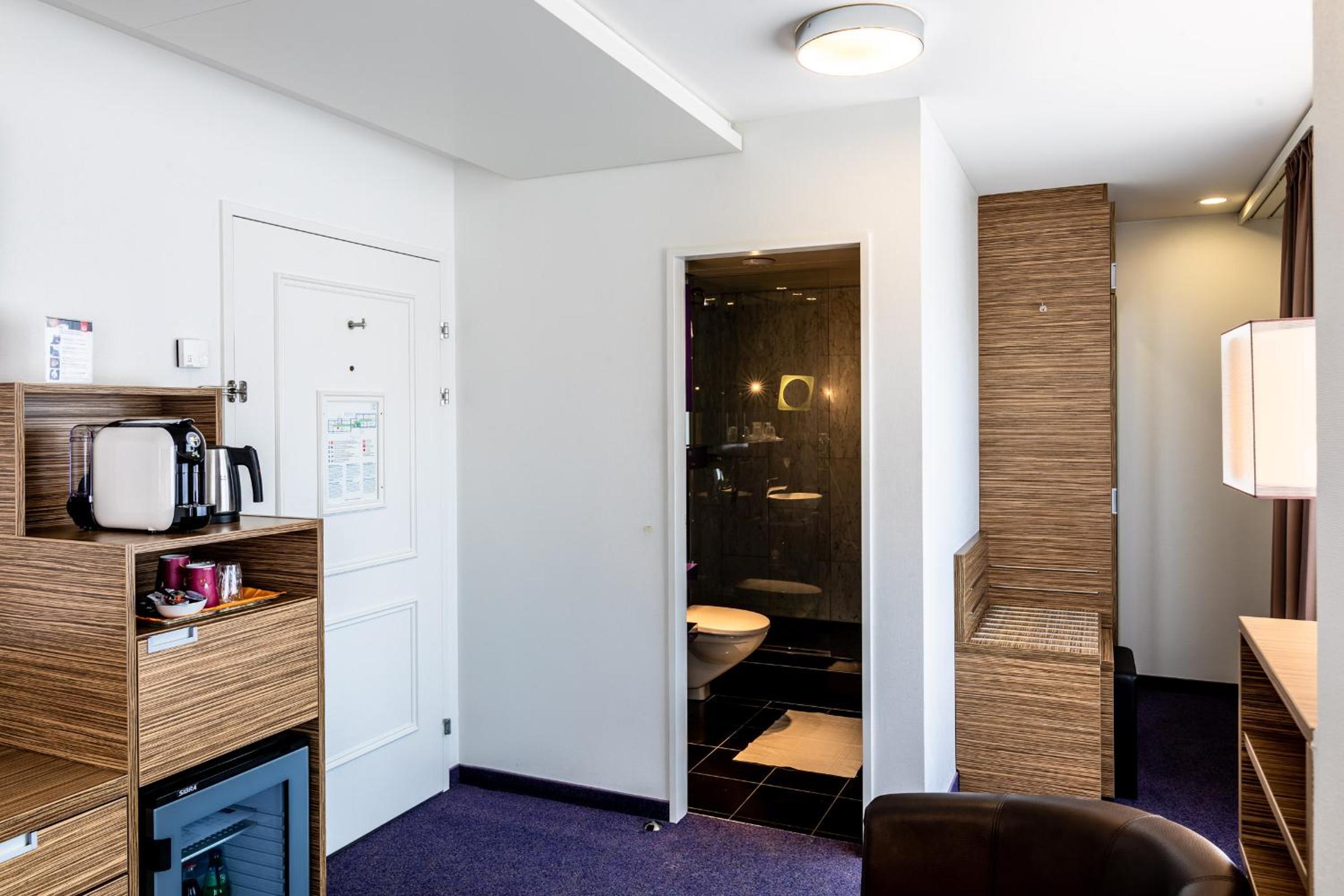 Twin Room thumbnail 6