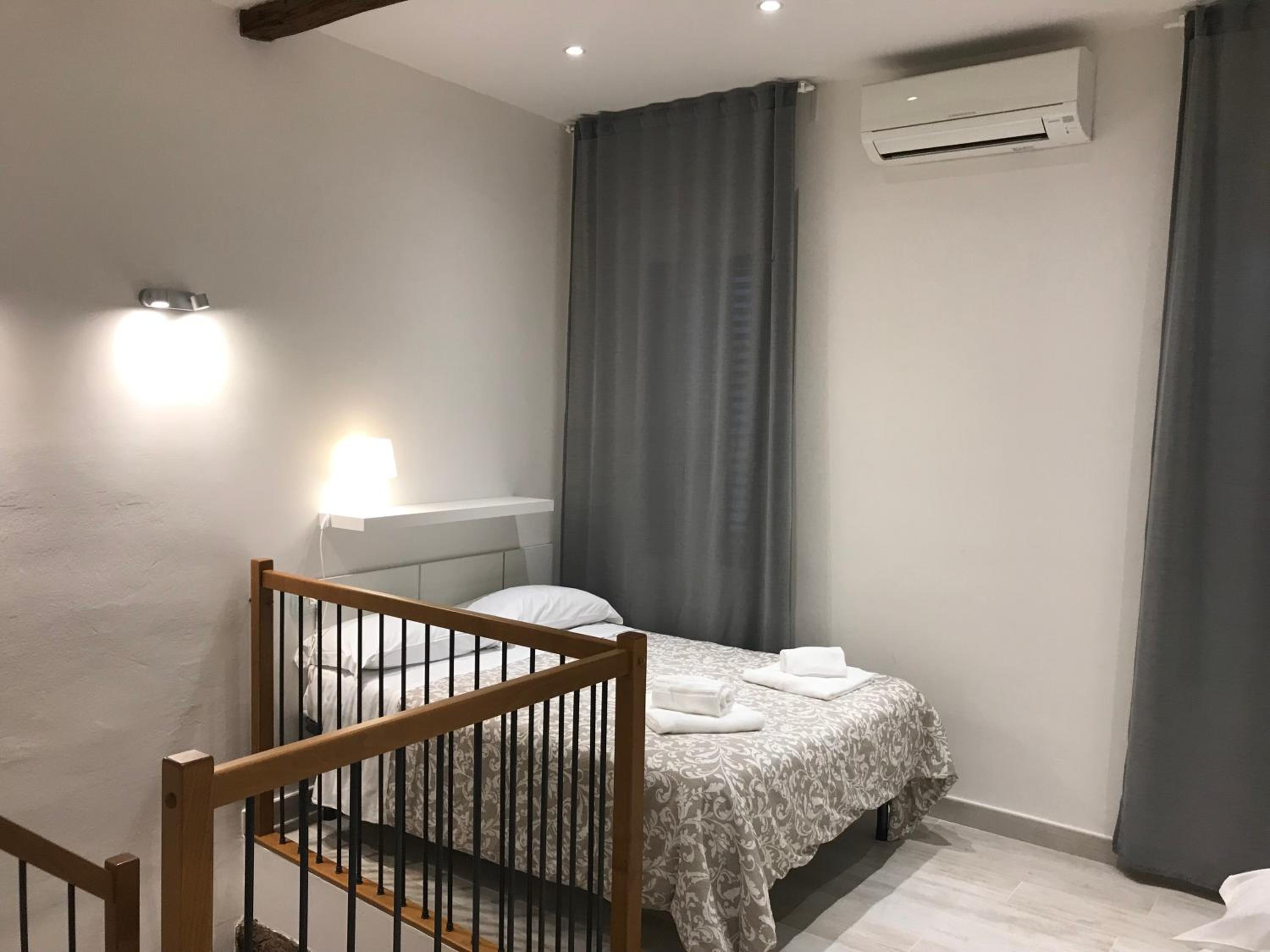 One-Bedroom Apartment - Photo 1