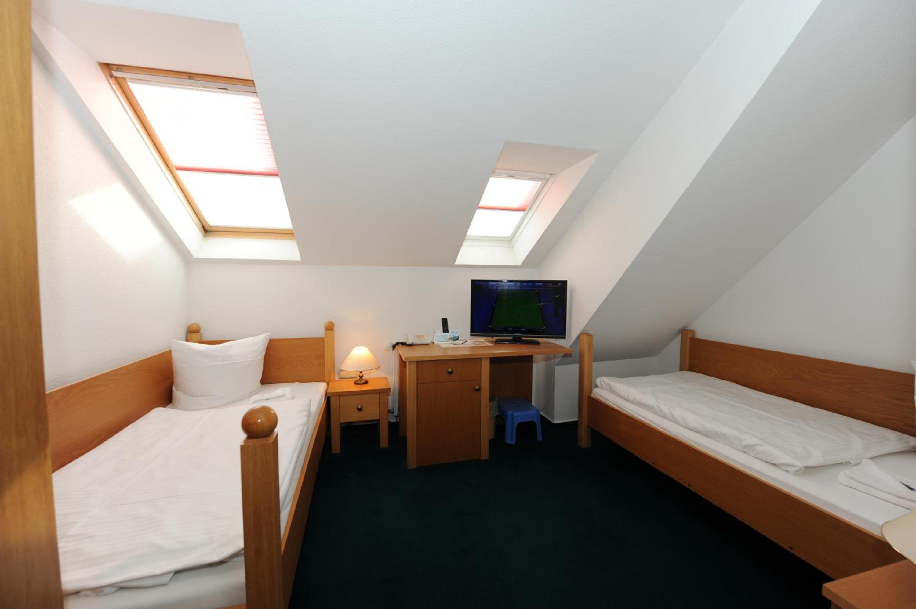 Economy Double Room - Photo 7