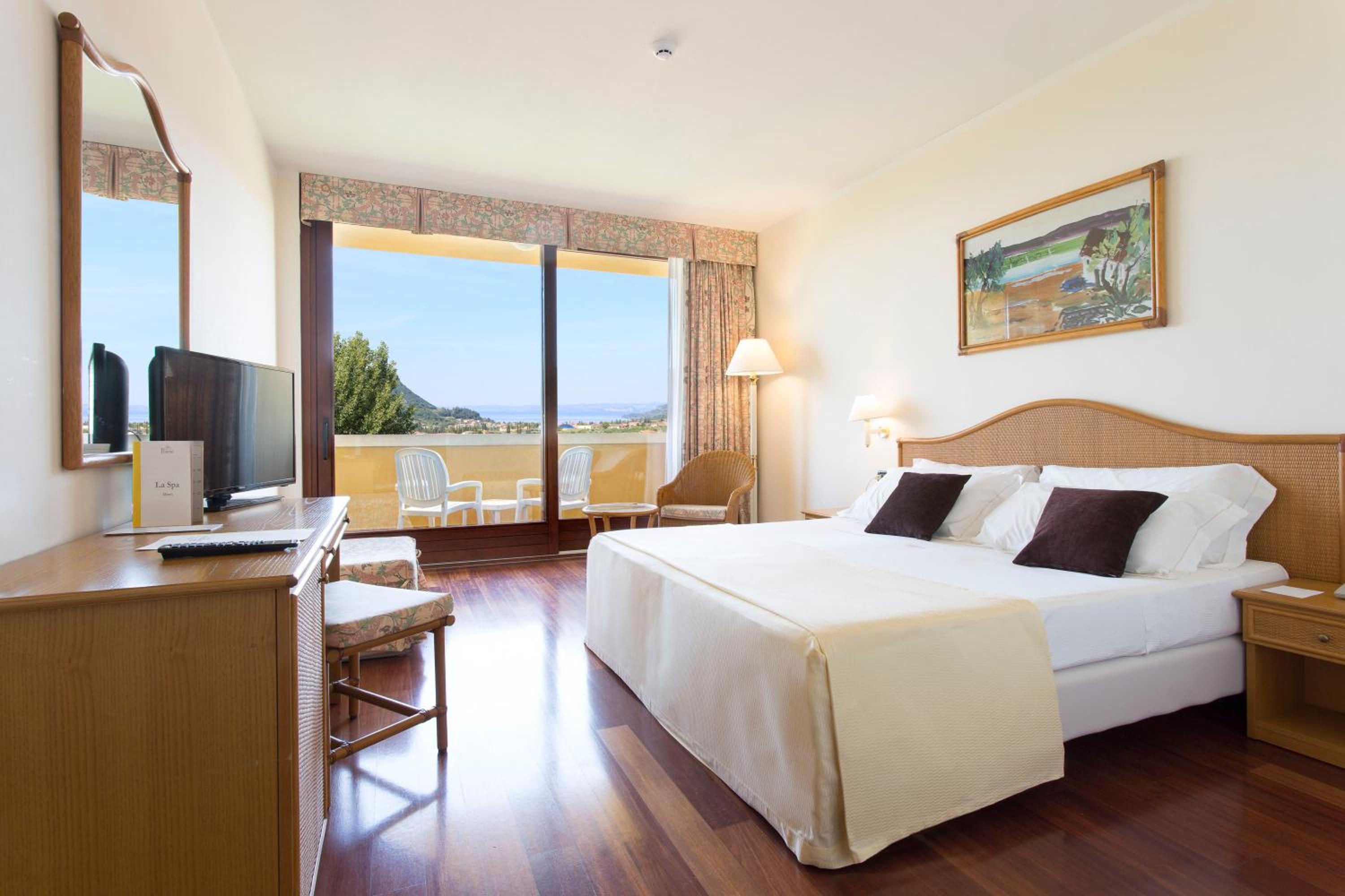 Double or Twin Room with Lake View - Photo 3