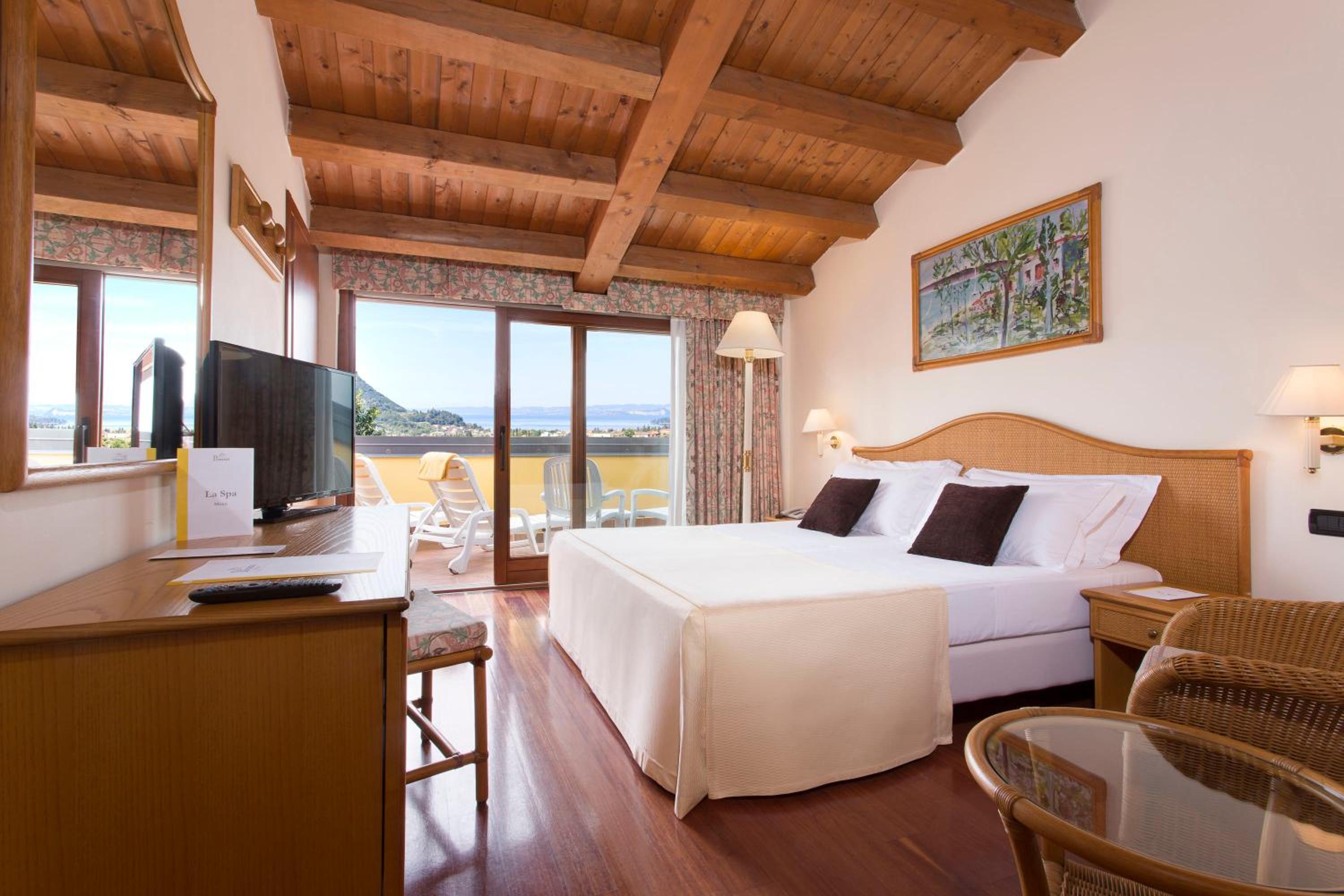 Double or Twin Room with Lake View - Photo 1