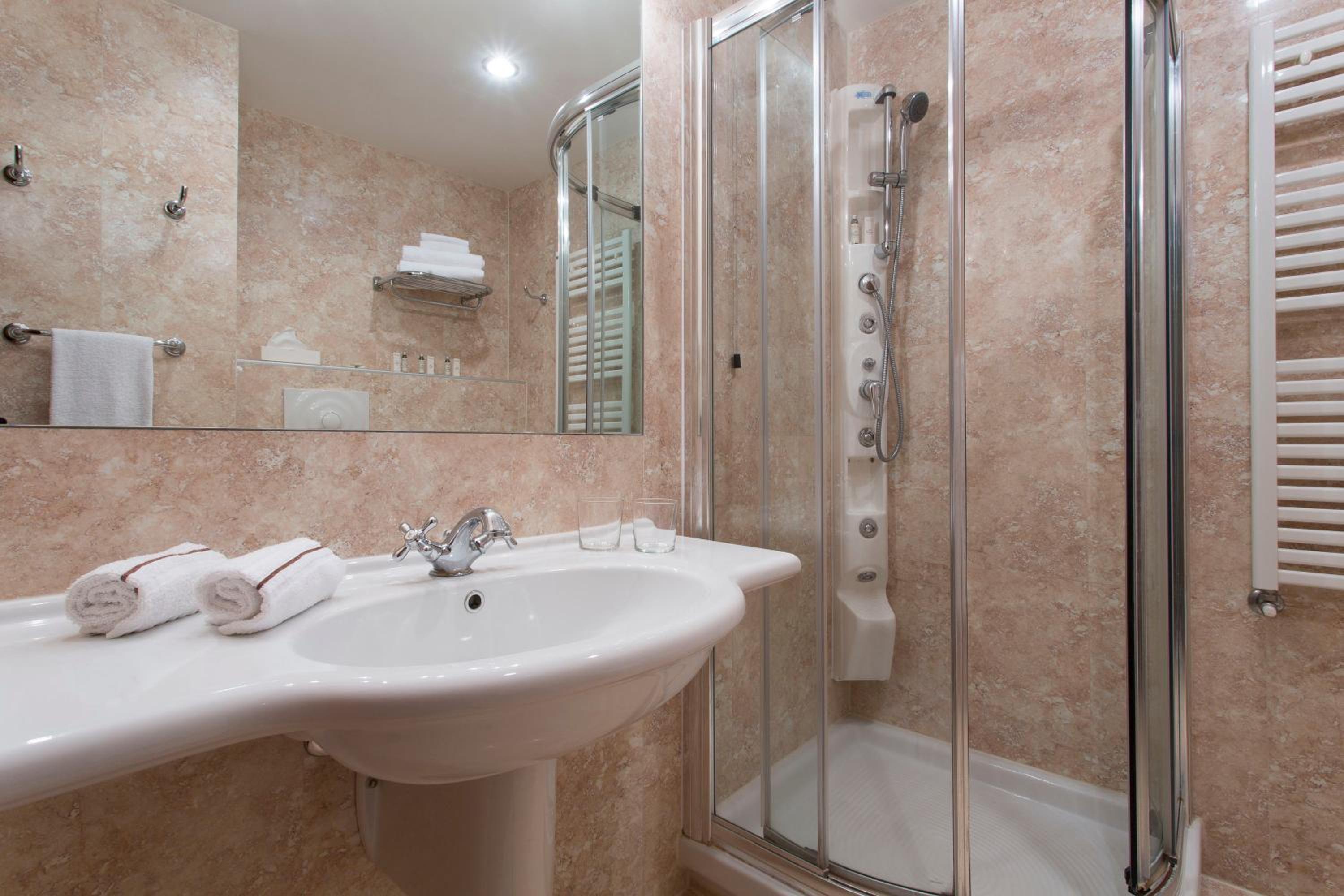 Double or Twin Room - Photo 4