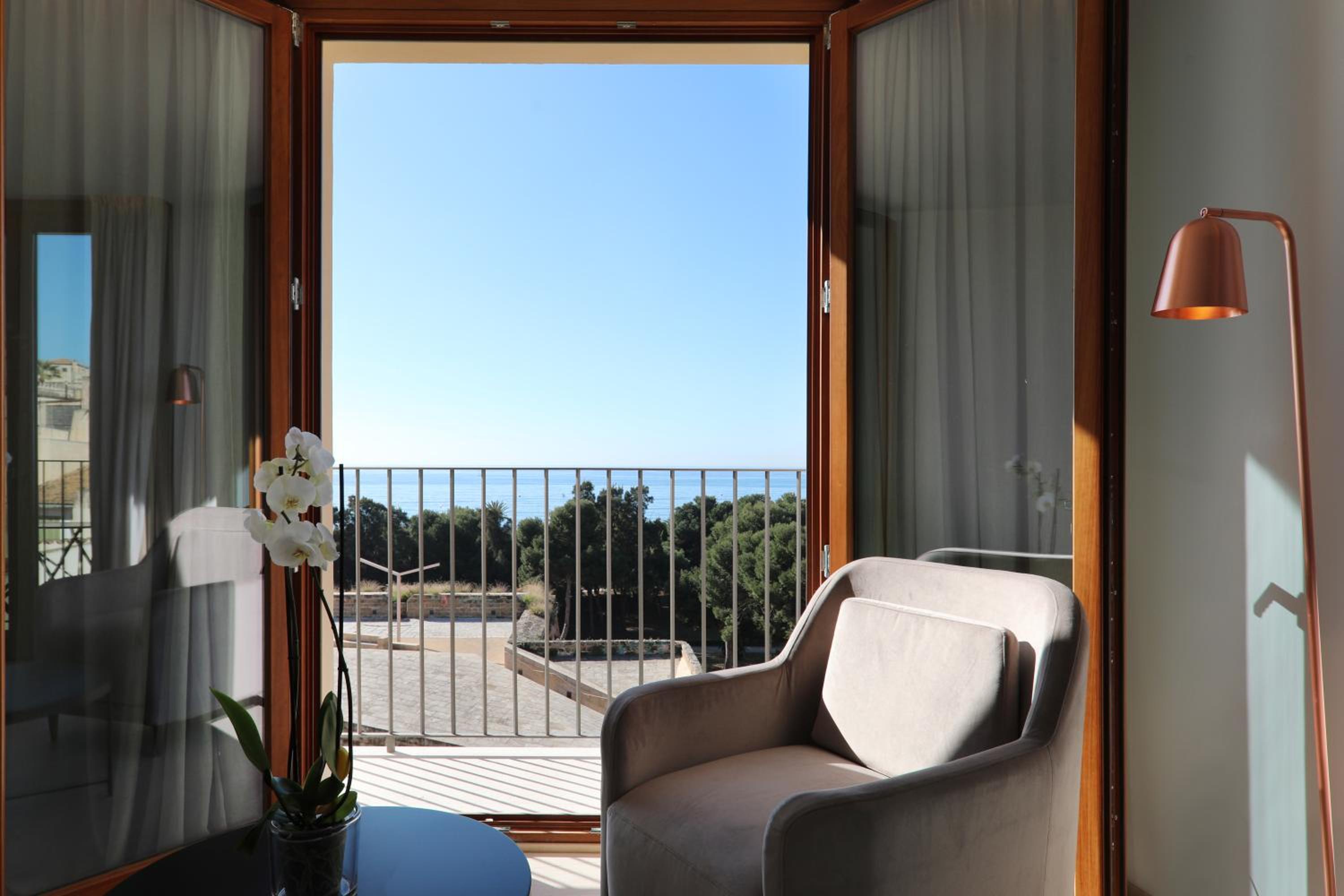 Signature Suite with Sea View and Spa Access thumbnail 5
