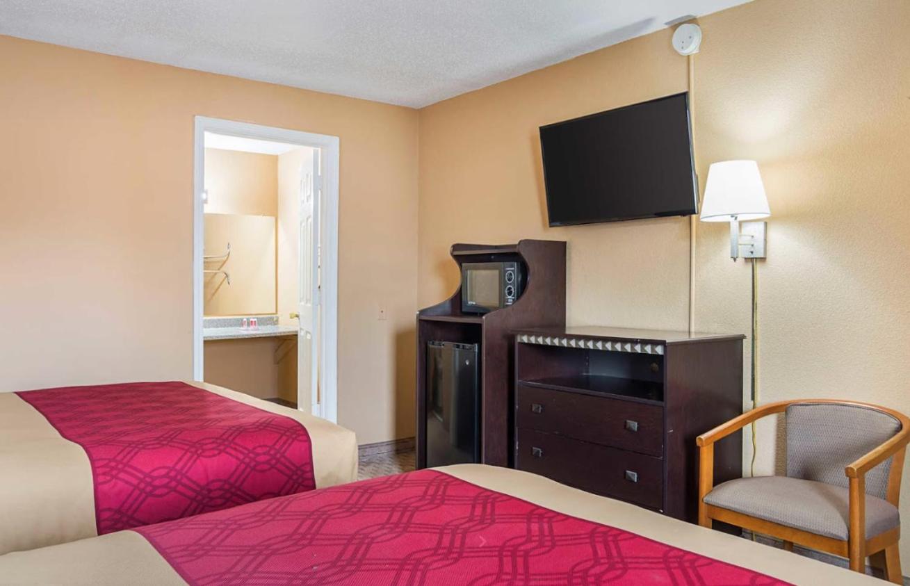 Queen Room with Two Queen Beds - Smoking - Photo 4