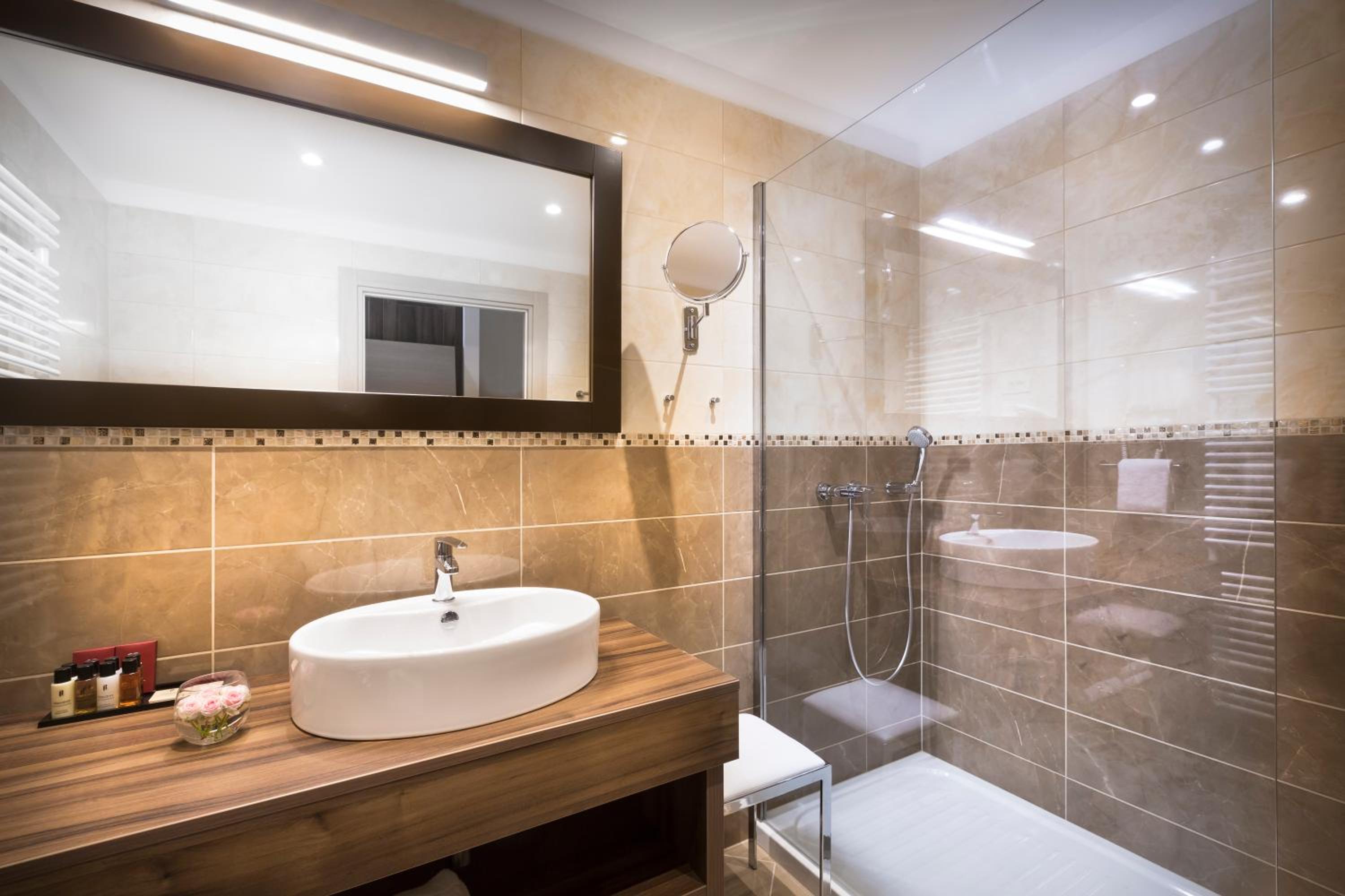 Standard Twin Room with Park View and Balcony - Photo 7
