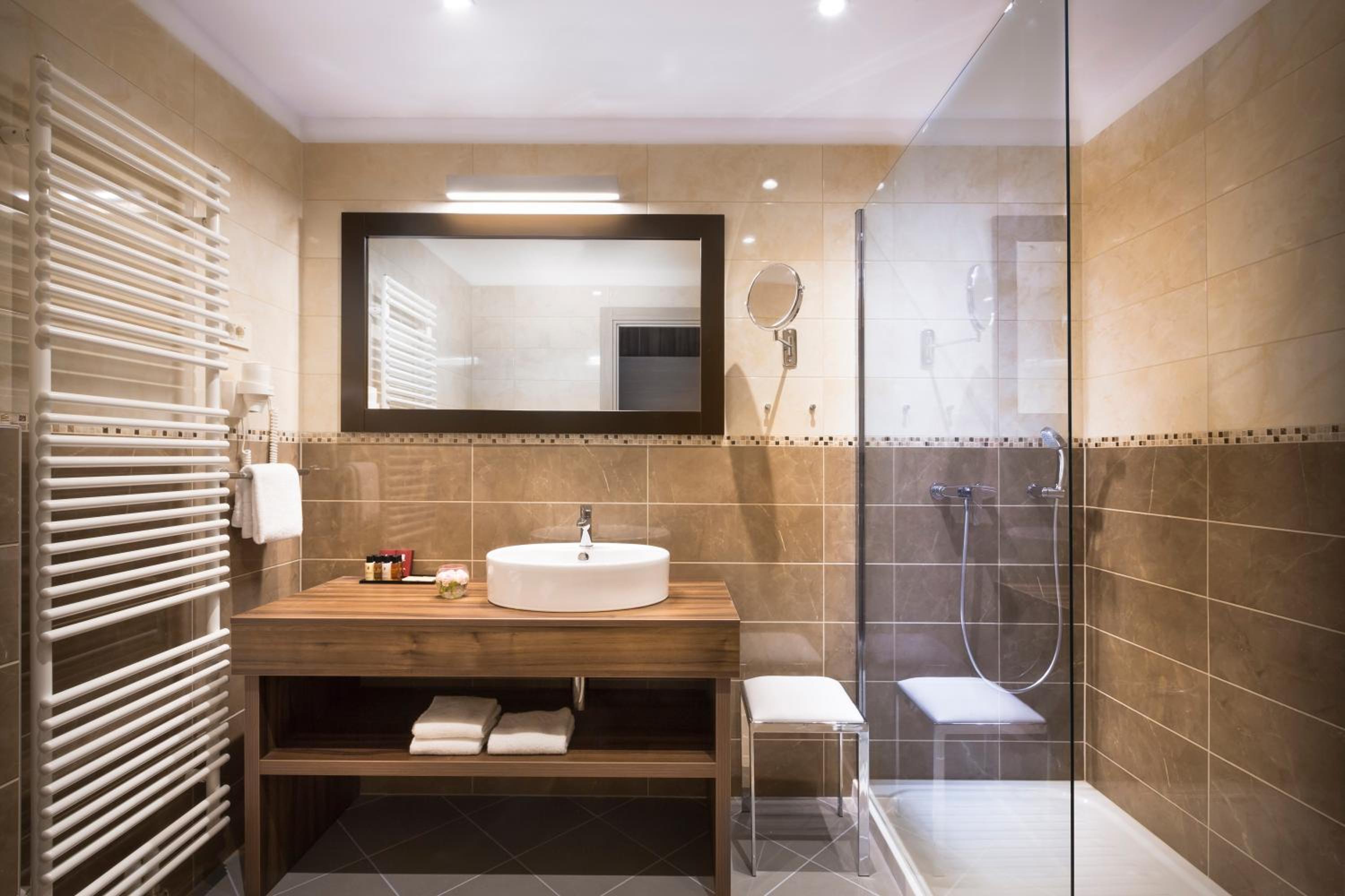 Standard Twin Room with Park View and Balcony - Photo 2
