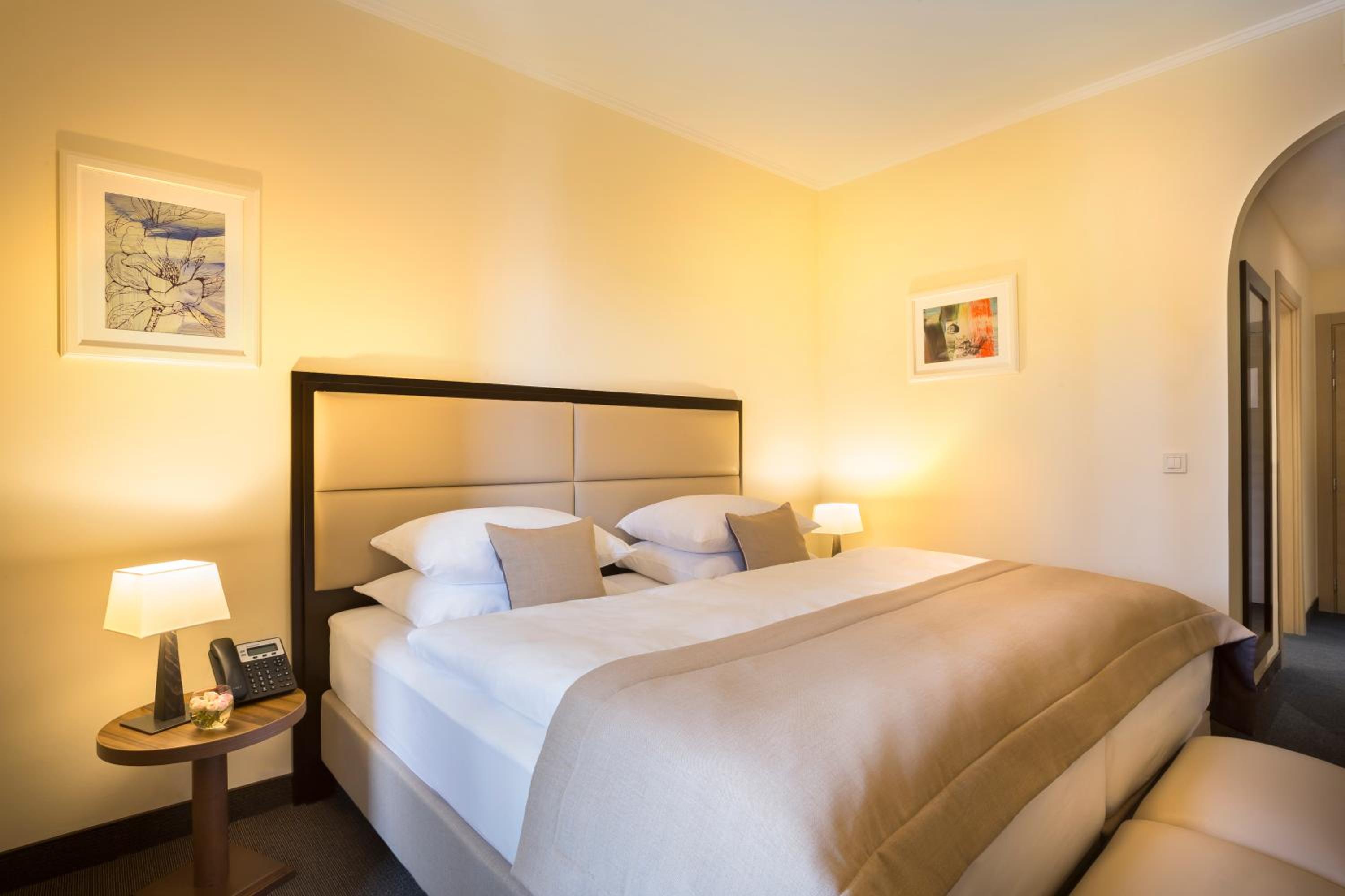 Standard Twin Room with Park View and Balcony - Photo 4